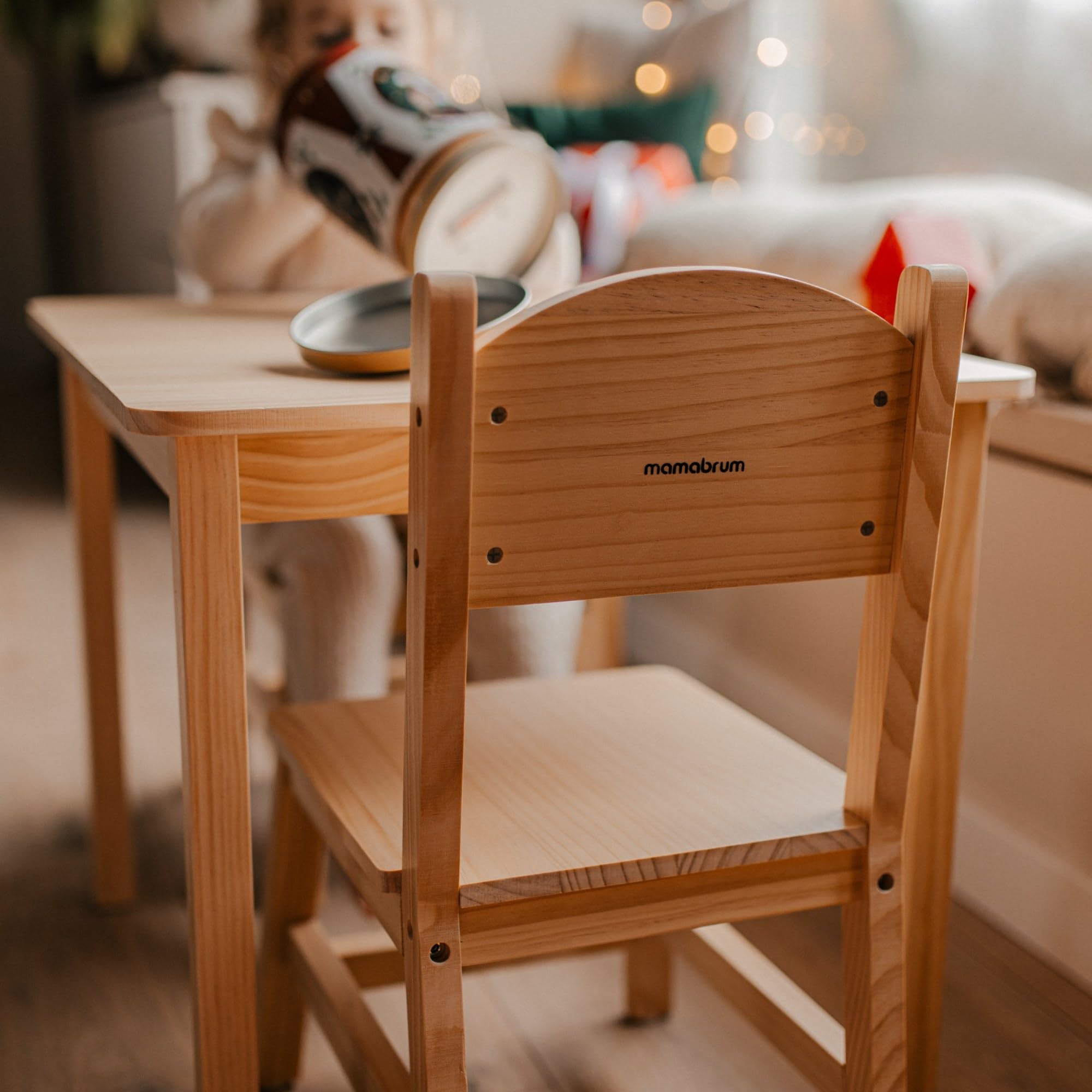 Mamabrum Drewniany Stolik i 2 Krzesełka dla Dzieci – Zestaw z Naturalnego Drewna Sosnowego do Zabawy Nauki i Posiłków – Ergonomiczny i Bezpieczny – 3+