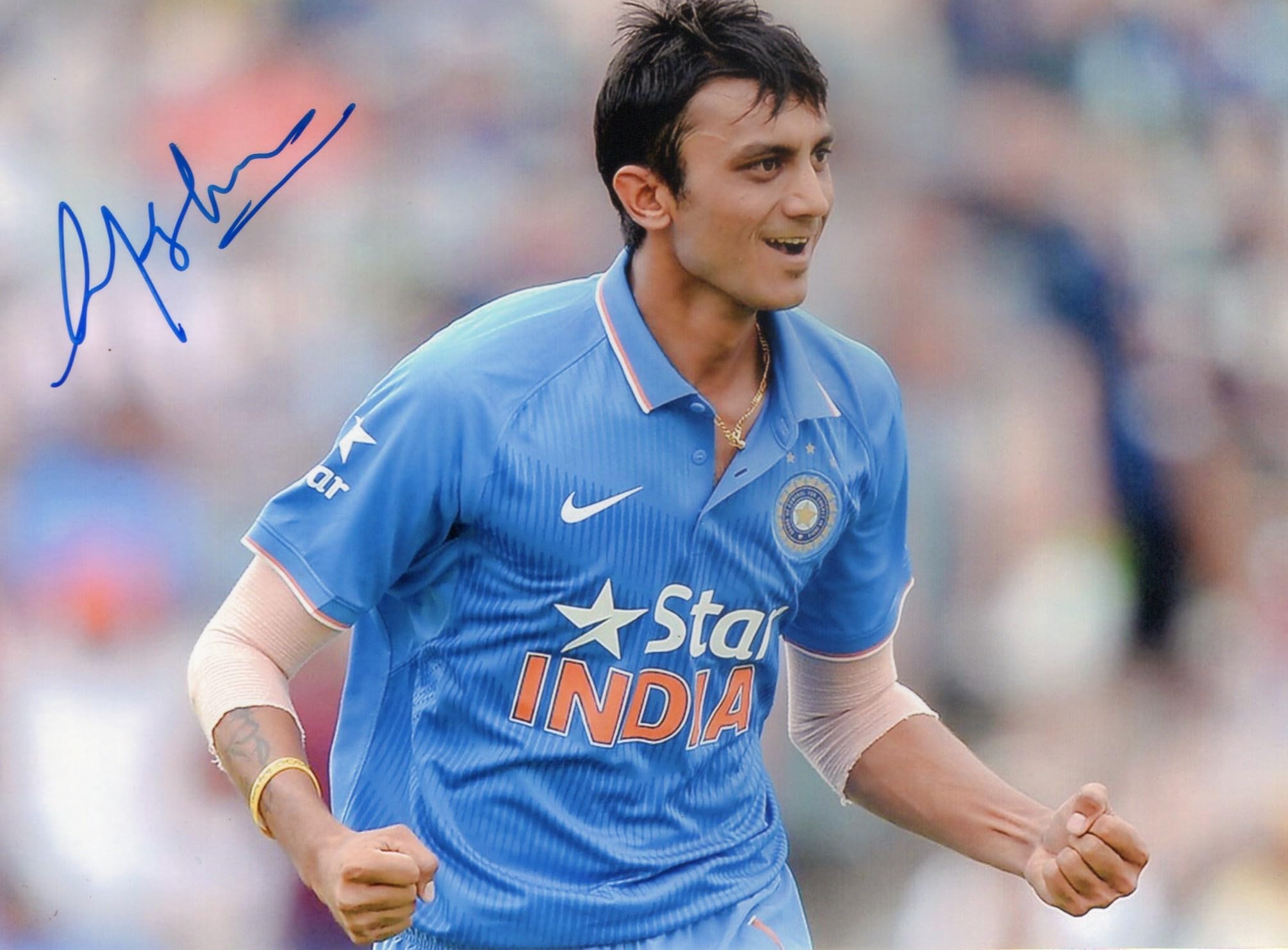 5x7 Inches Original Autographed Photo of Indian Cricketer Axar Patel-image-44