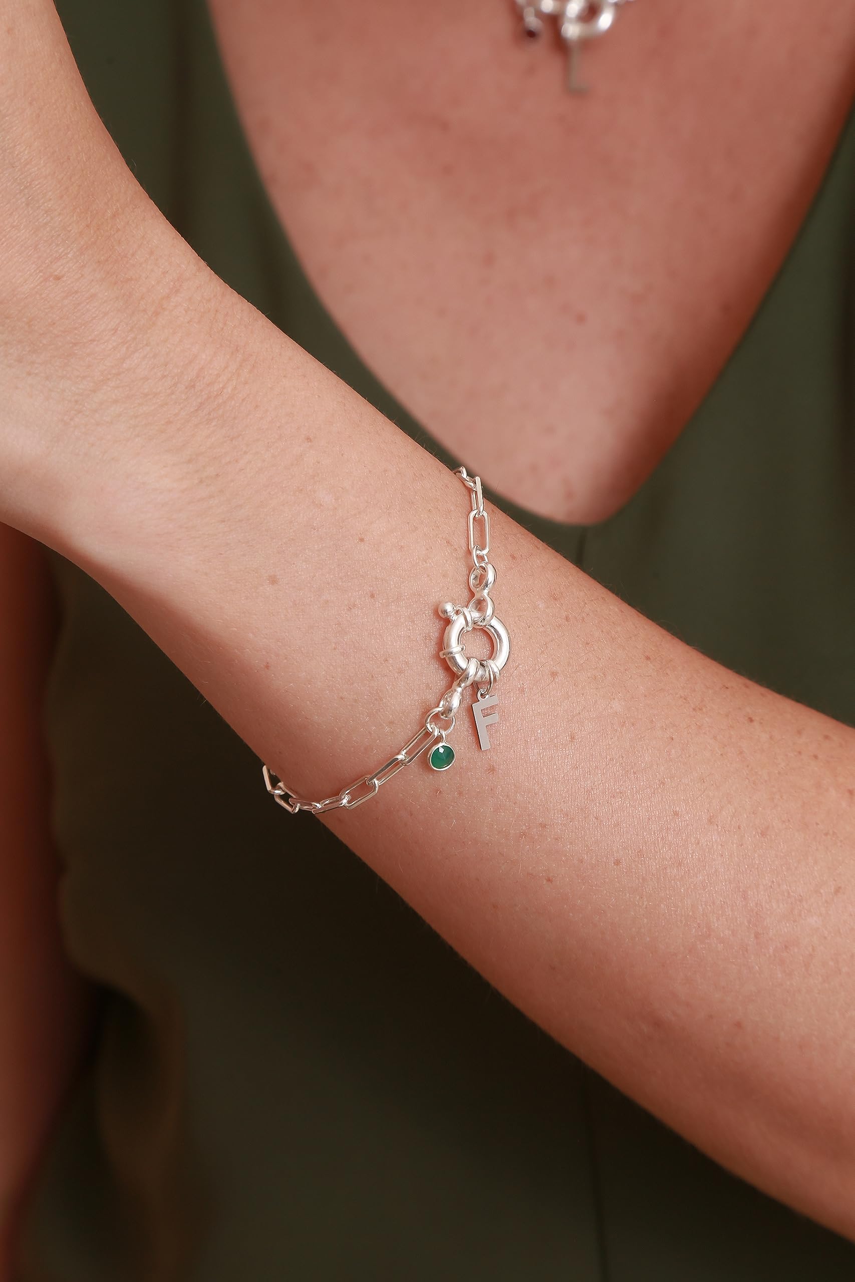 Pulsera Marinera Initials y mini stone Onix, letra inicial, cadena de eslabones diamantados, cierre resort/reasa/marinera, piedra natural, personalizado, hand made