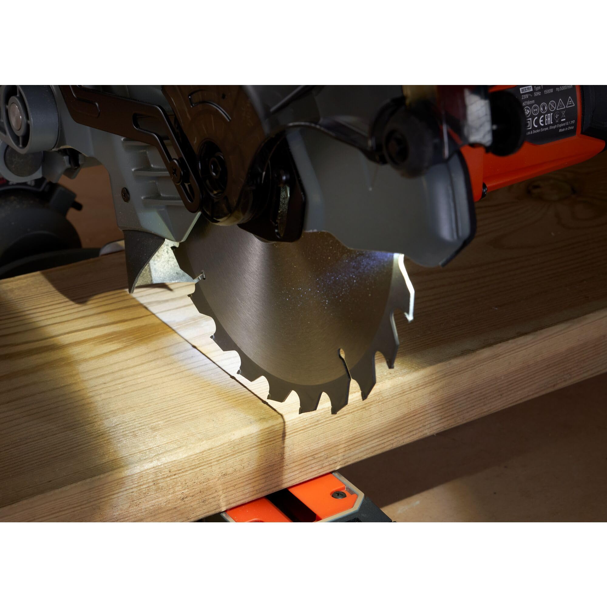 BLACK+DECKER Sierra Ingletadora Compuesta de 1500W, BES702-QS