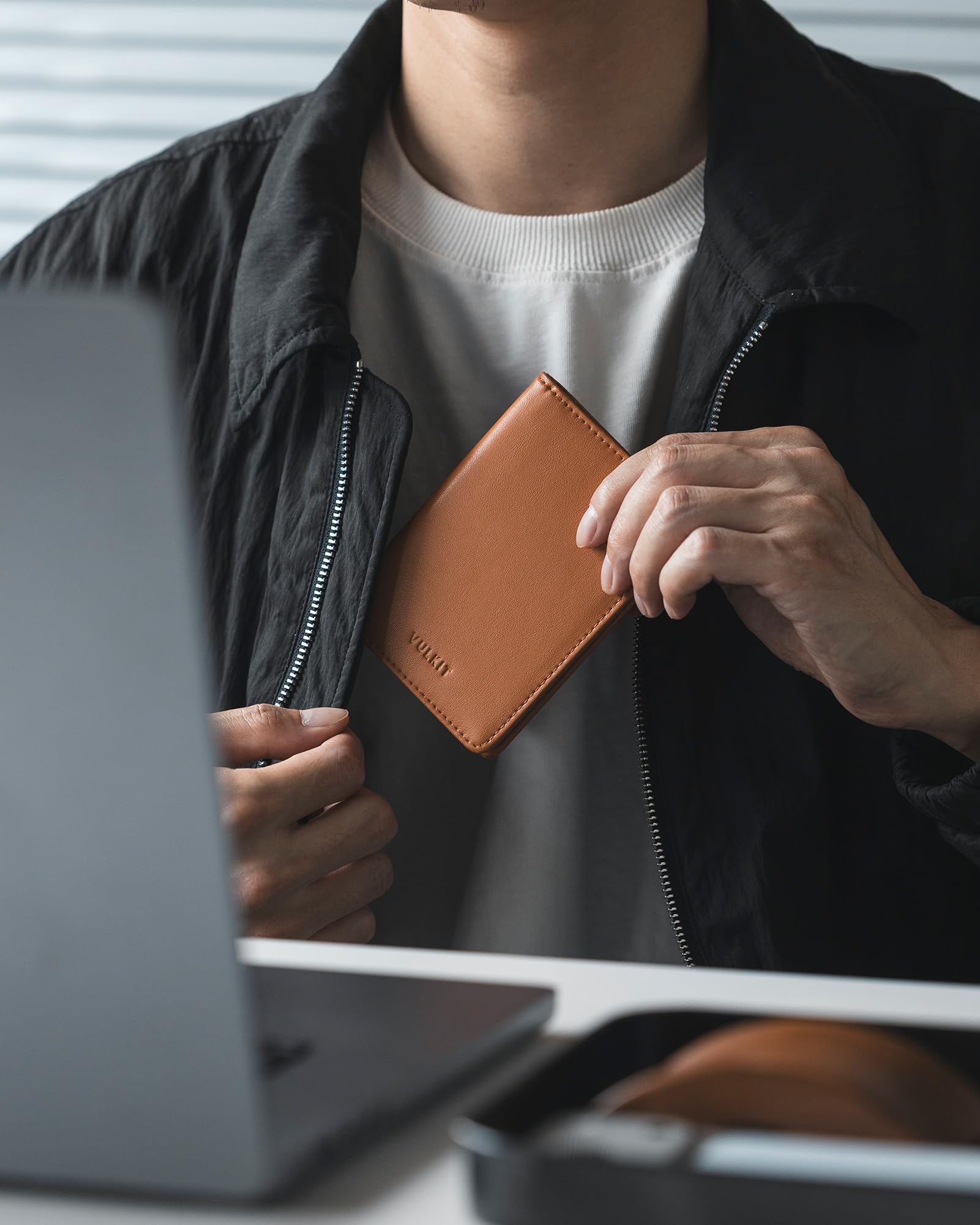 VULKIT Petit Portefeuille Homme Cuir Porte Carte Homme RFID Porte Carte Bancaire avec Portemonnaie & Fenêtre d'ID, Marron