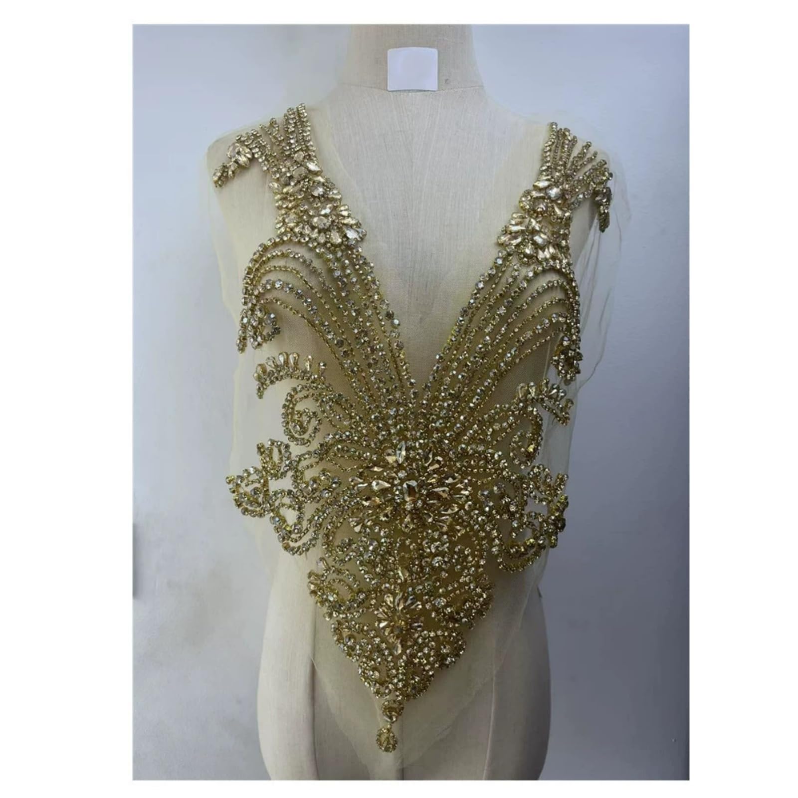 Robe de mariée en verre sublimée par un grand patch fleur champagne lors du bal