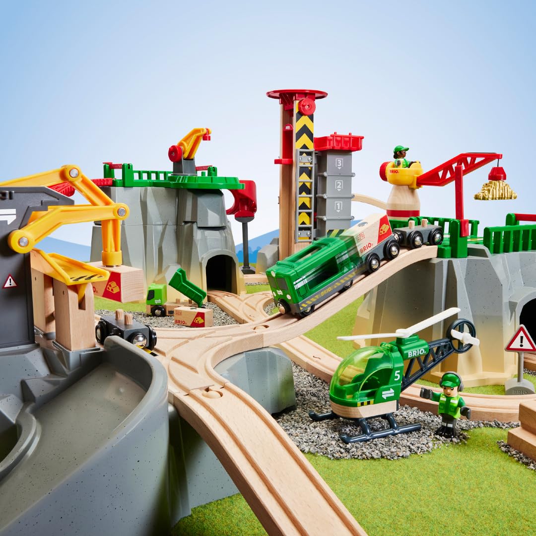 Brio World - 36010 - Circuit Montagnes et Chargements - Coffret Complet de 49 pièces - 5 Niveaux de Hauteur différents - Circuit de Train en Bois - Jouet Mixte à partir de 3 Ans 63601000