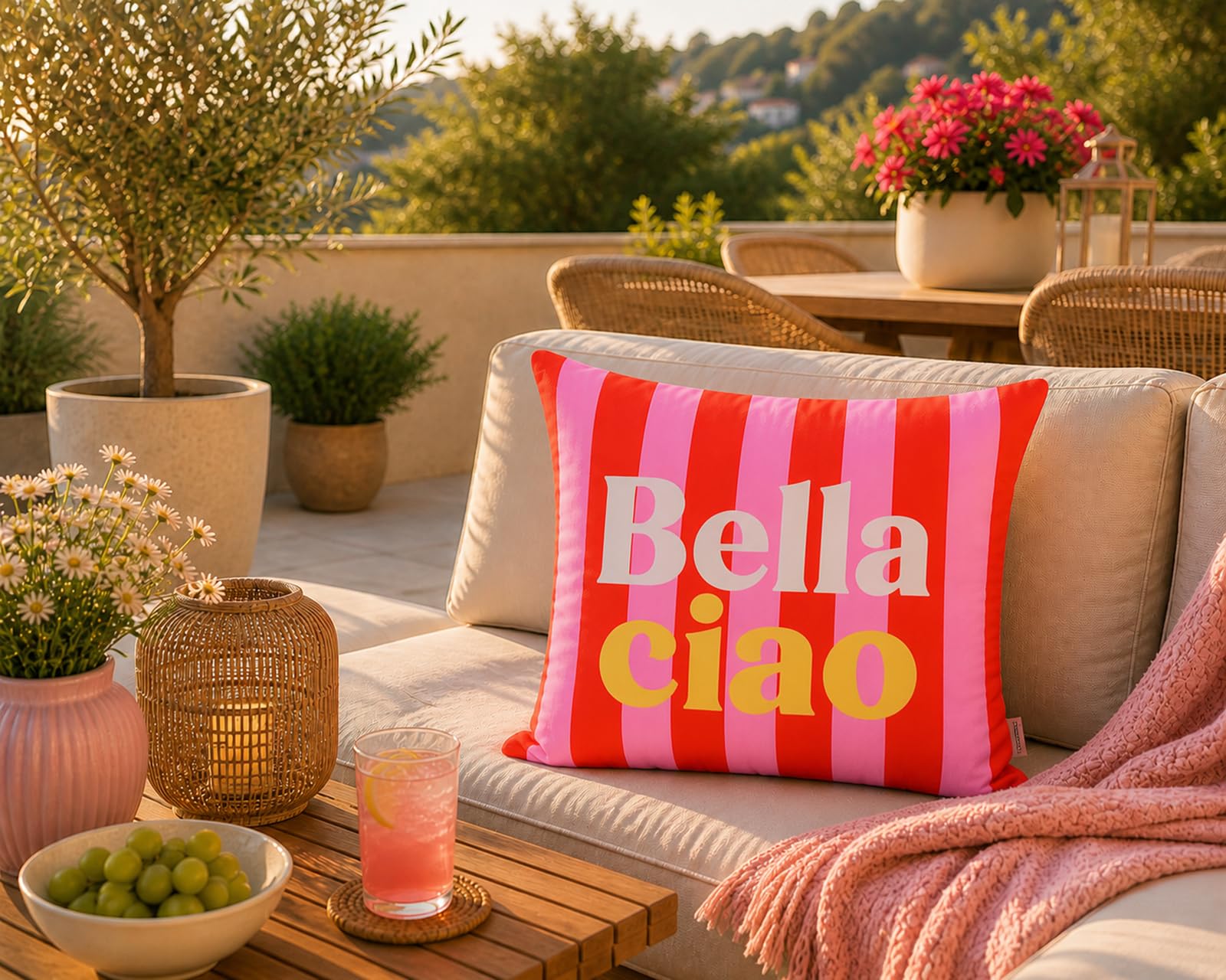 KAMACA Outdoor Dekokissen Bella Ciao 45x45 cm Rot Rosa Gestreift – Gartenkissen mit 370g Füllung – Wasserabweisend, Schmutzabweisend & Strapazierfähig – Balkon Terrasse Lounge Kissen