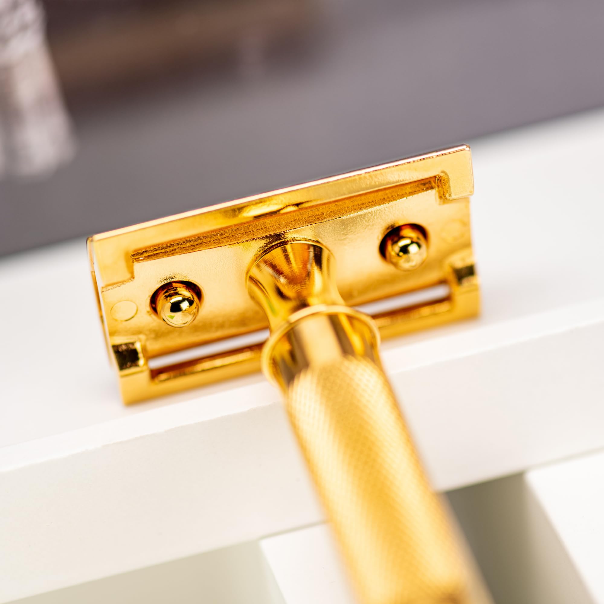 MERKUR Afeitadora de seguridad 34G | Mango compacto dorado brillante | Afeitadora de tres partes con corte recto | Peine cerrado | Ideal para afeitado húmedo | Zinc fundido a presión | Mango de latón