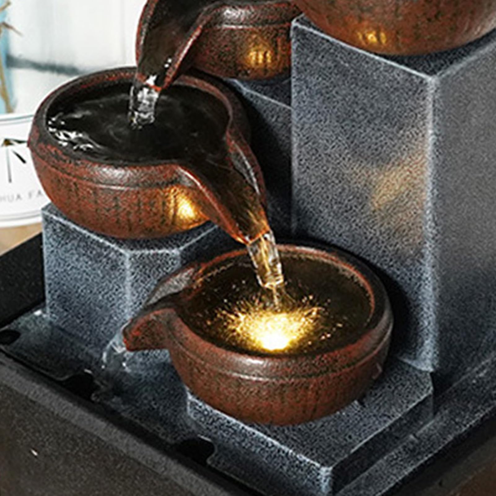 Fontaine à eau électrique de bureau,Fontaine d’Intérieur Cascade 4 Niveaux Jarre Effet Pierre,Décor Zen en Résine,avec Lumières LED Ornements d'eau Courante de Fontaine pour Le Bureau(Style 1)