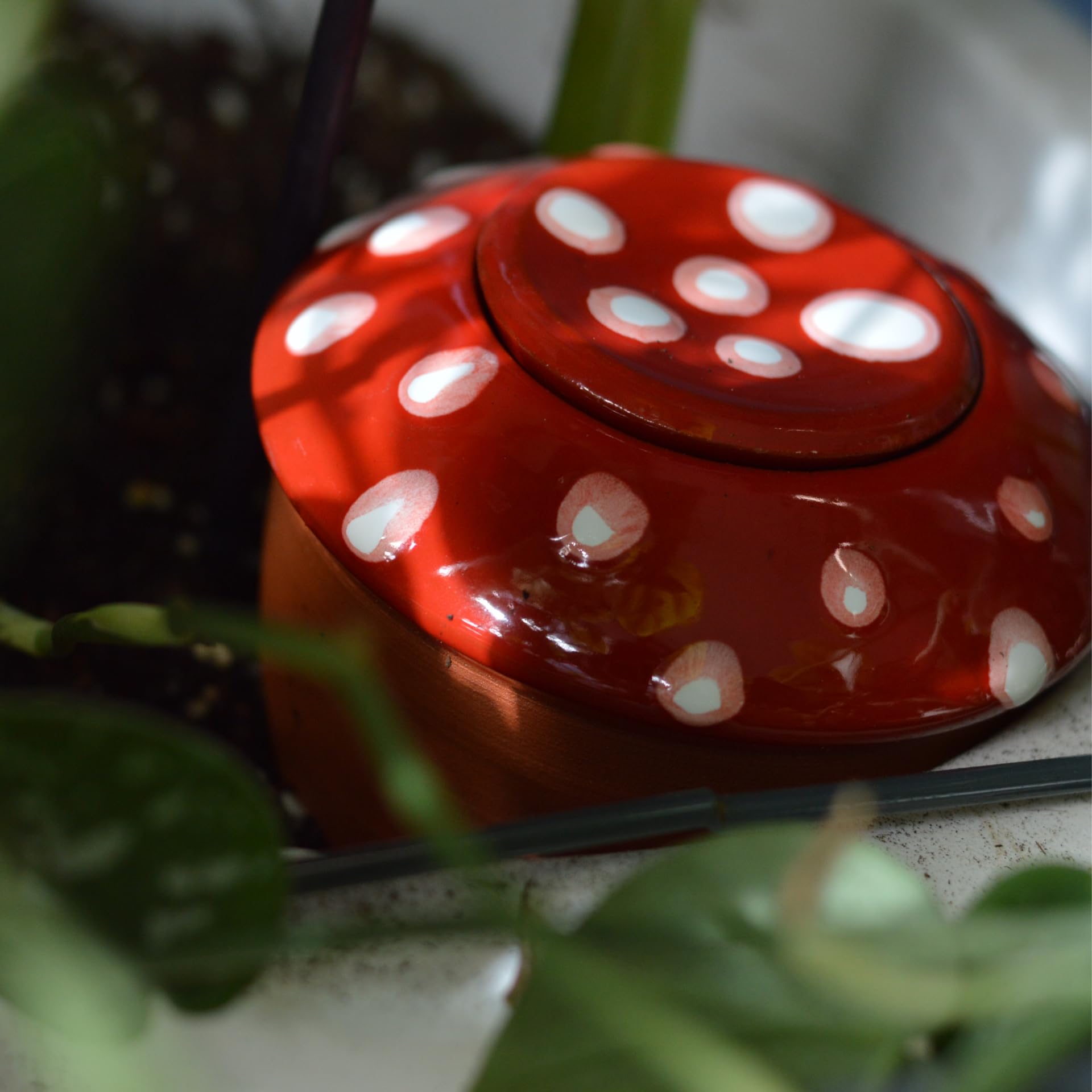 Ollas Lutton Olla Terre Cuite à Planter 40cl| Arrosage Autonome pour Plantes d'Extérieur Ecologique & Economique | Système d'Irrigation Naturel | Autonomie 3 Jours | OYA Champignon Rouge