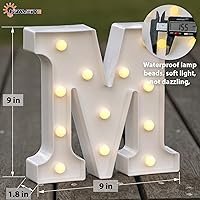 Vista 2 de HXWEIYE - Letra luminosa M con luces LED, diseño de marquesina con 26 letras del alfabeto y números del 0 al 9, funciona con baterías, luz cálida