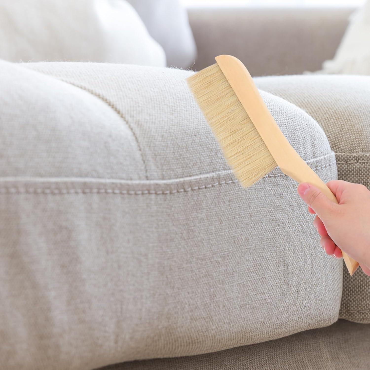 SOLUSTRE Wooden Handle Soft Bristle Dust Brush for Cleaning Pianos Guzheng Keyboards and Furniture Gentle Non-damaging Bristles for Thorough Care and Maintenance
