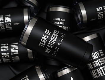 ARIABLE Öğrencilerin Gözyaşları Tumbler - Öğretmen, Yeni Öğretmen, Favori Öğretmen, Okul Öğretmeni için Komik Öğretmenler Günü Hediyeleri - 567 ml Siyah Oyma Paslanmaz Çelik Yalıtımlı Bardak