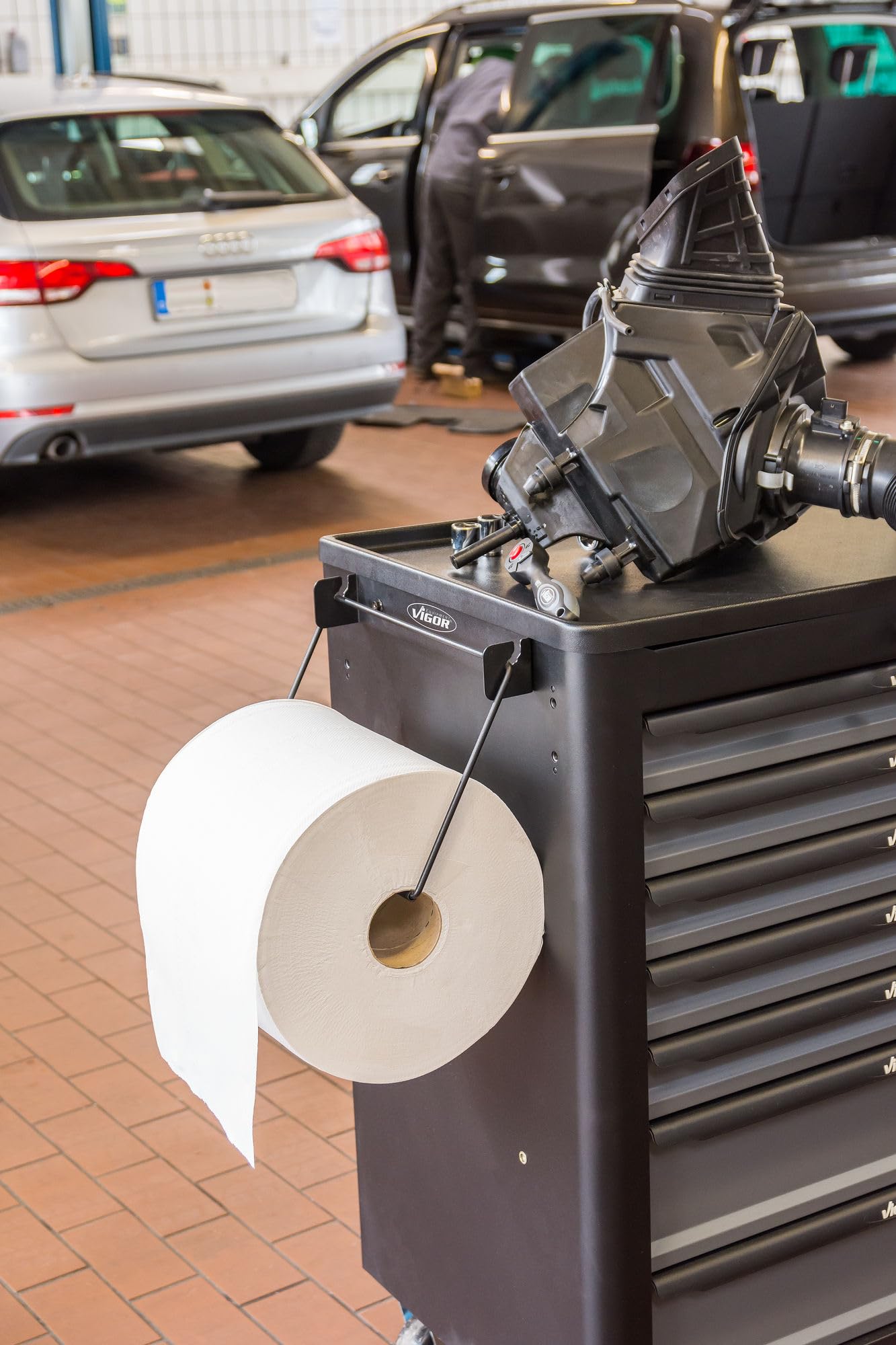ViGOR support pour rouleaux de papier, pivotant V6397, adapté à toutes les balances d'atelier ViGOR, pour rouleaux de papier jusqu'à 320 mm de large, pour un rangement pratique'.
