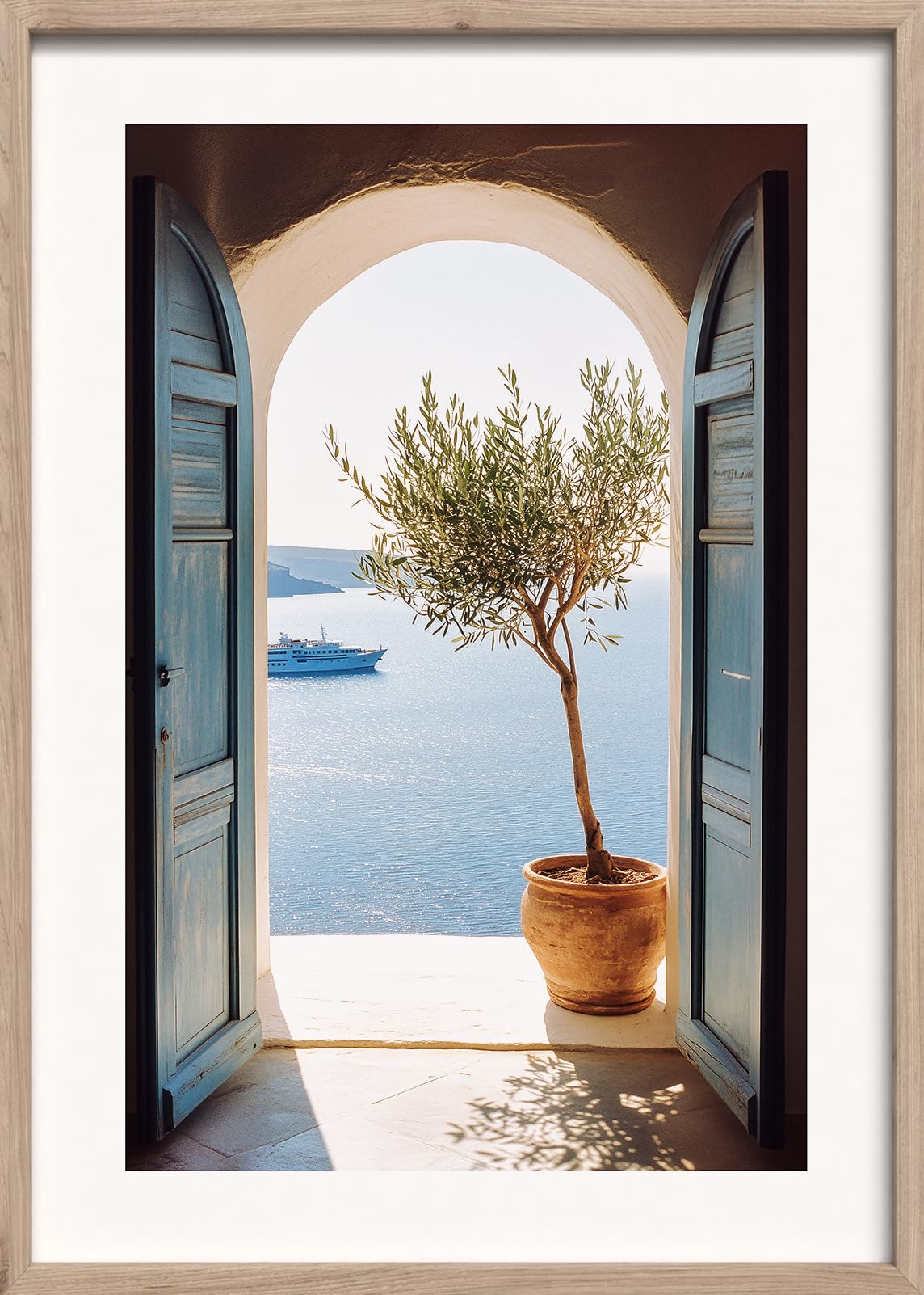 STYLER Bild Mykonos 50 x 70 cm mit Holzrahmen – Mediterraner Meerblick mit Olivenbaum – Santorini Stil Wandbild Deko Terra Verde Kollektion