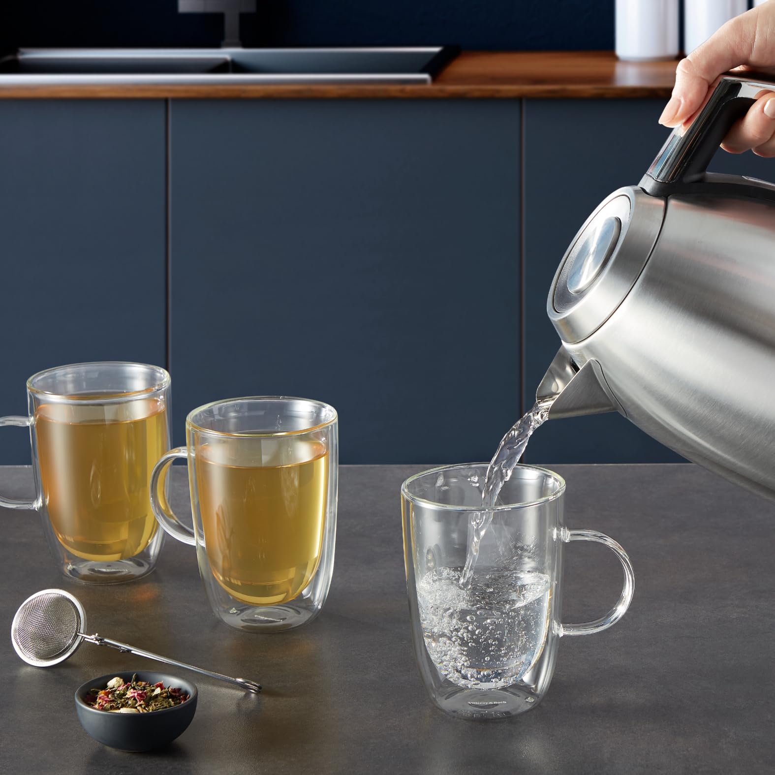 Krups Excellence Bouilloire électrique, Capacité 1,7 L, Inox brossé premium, Base 360°, Résistance cachée, Filtre anticalcaire BW552D10