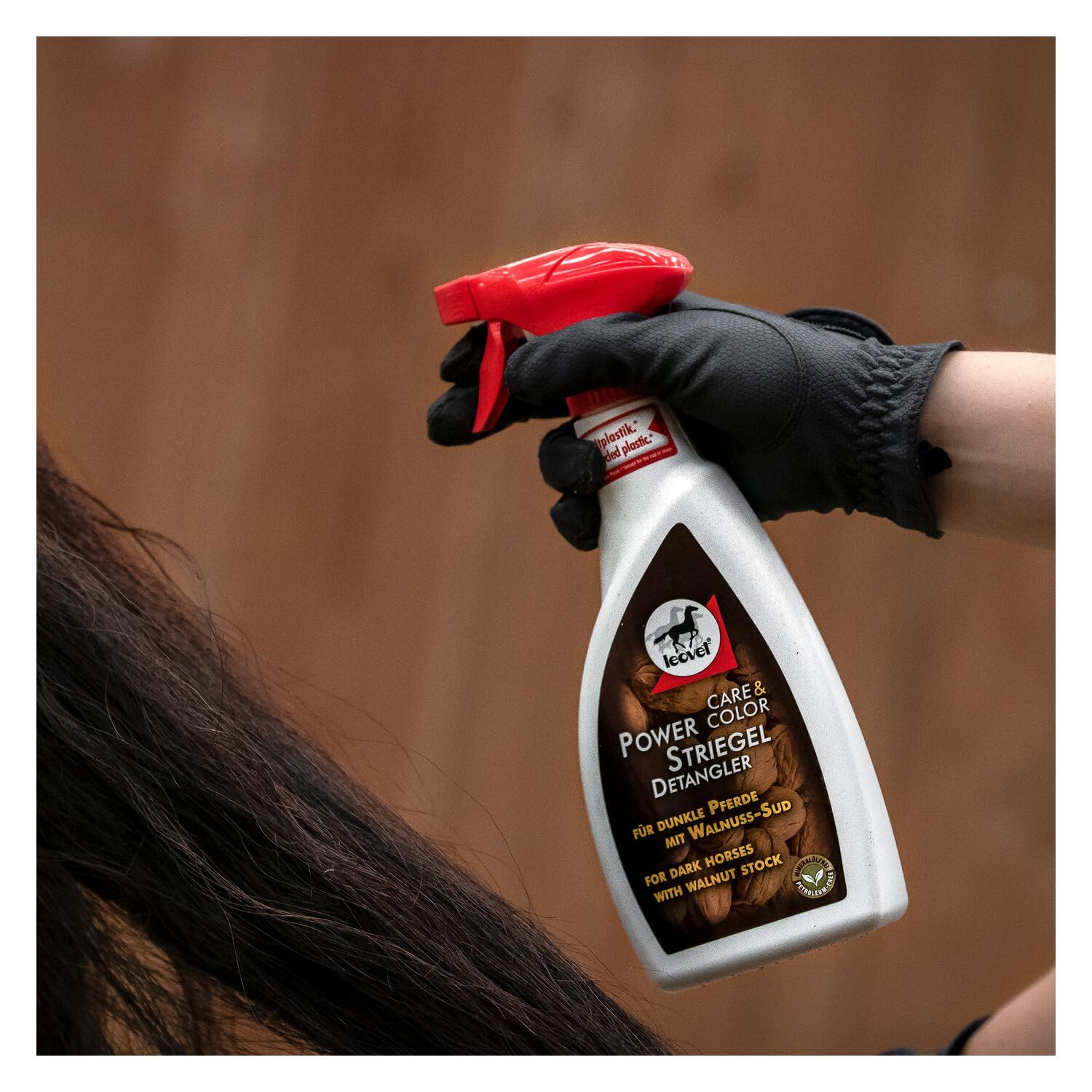 Leovet Power Desenredante Nuez Botella con Spray | 550 ml | Cuidado del Pelaje para Caballos de Pelaje Oscuro | Desenredado rápido de la Crin y la Cola | Conforme a ADMR, sin Tiempo de Espera