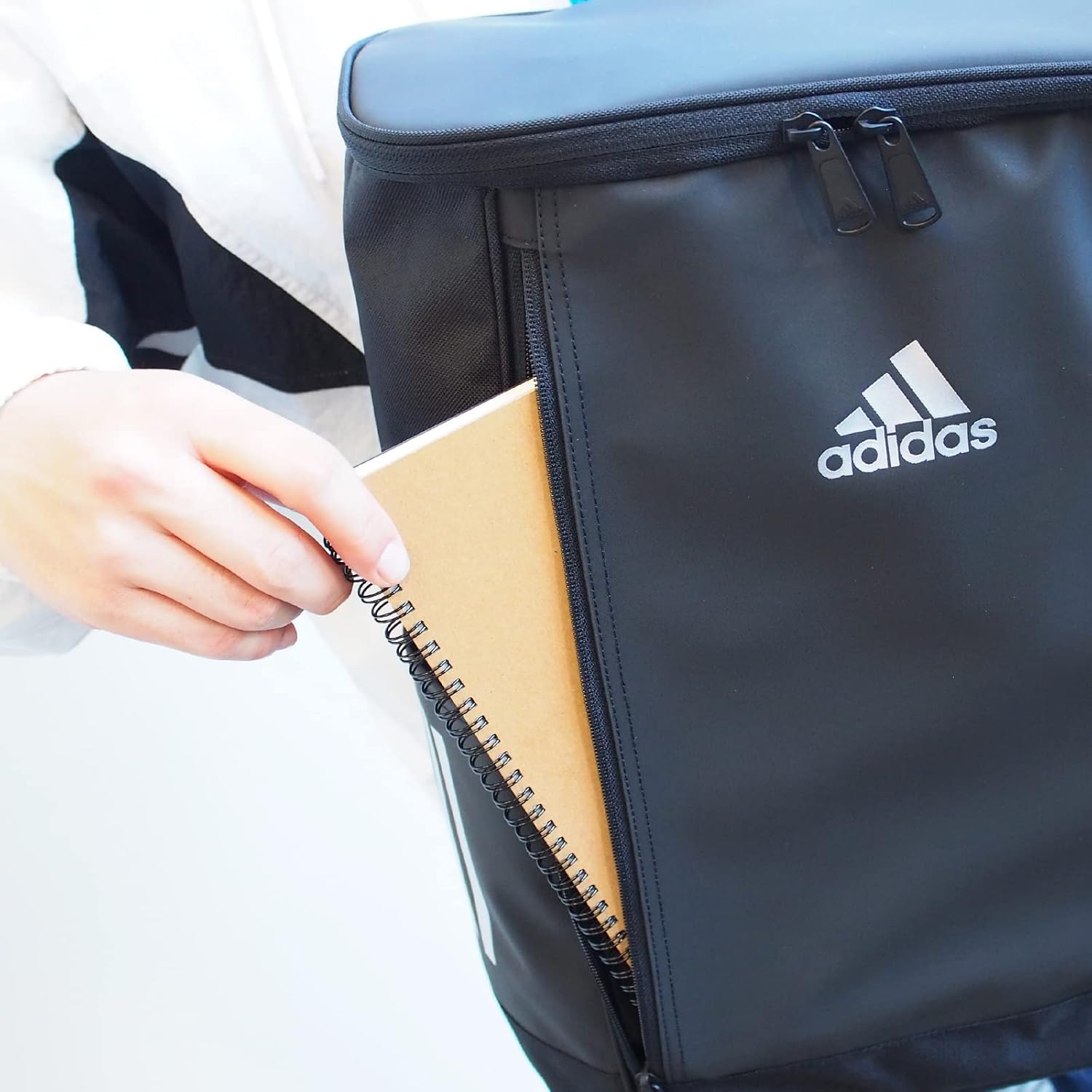 [アディダス] リュックサック B4サイズ収納可 15.6inchPC収納 23L ボックス型 通学 スクールリュック スクールバッグ No.63586 メンズ ブラック/シルバー
