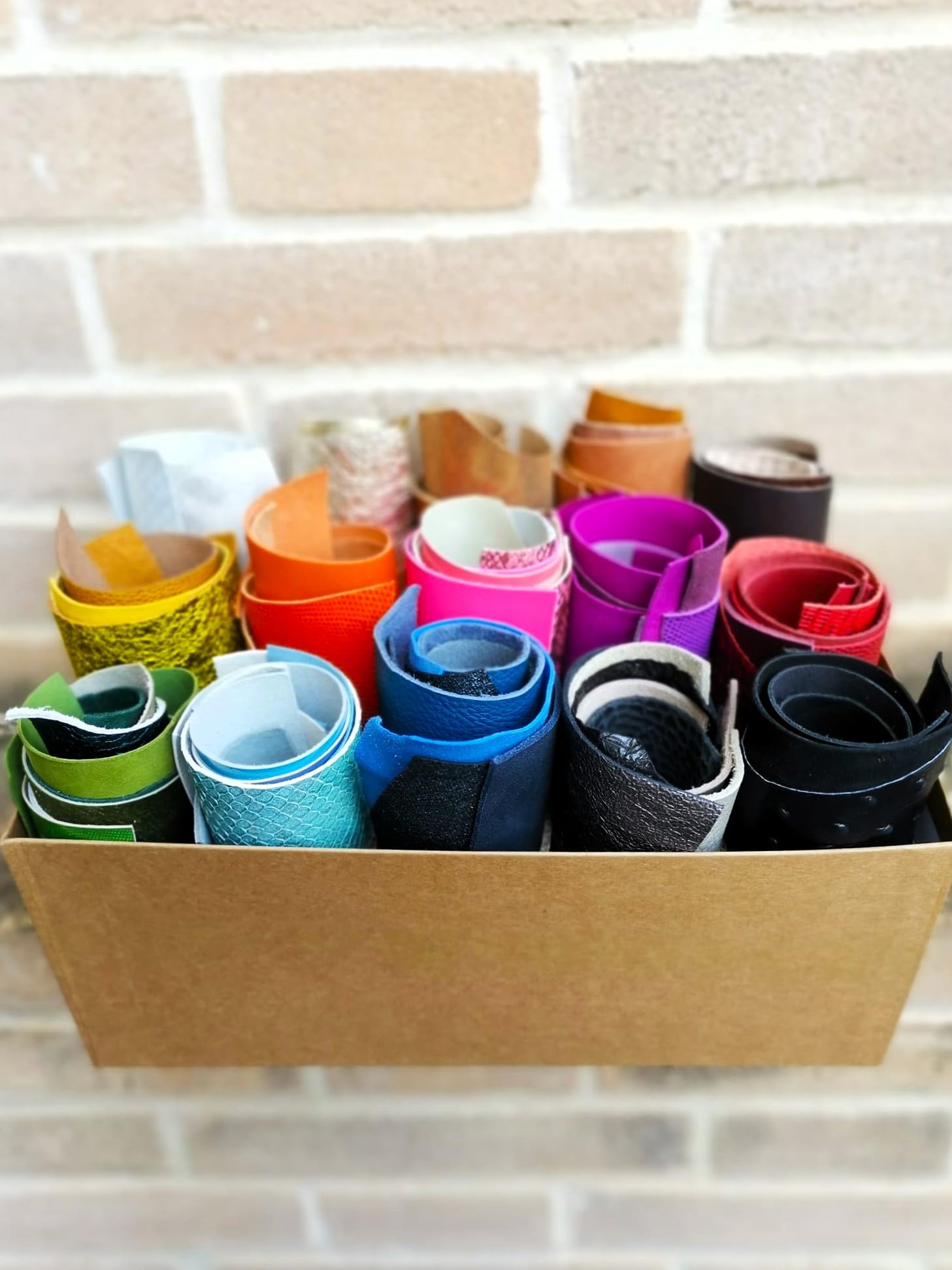 LA GARZARARA - 75 découpes de cuir en 15 nuances différentes - Minimum 12 x 15 cm - Sélection aléatoire pour l'artisanat couture et les créations artisanales - 5 pièces par couleur - 75 pièces