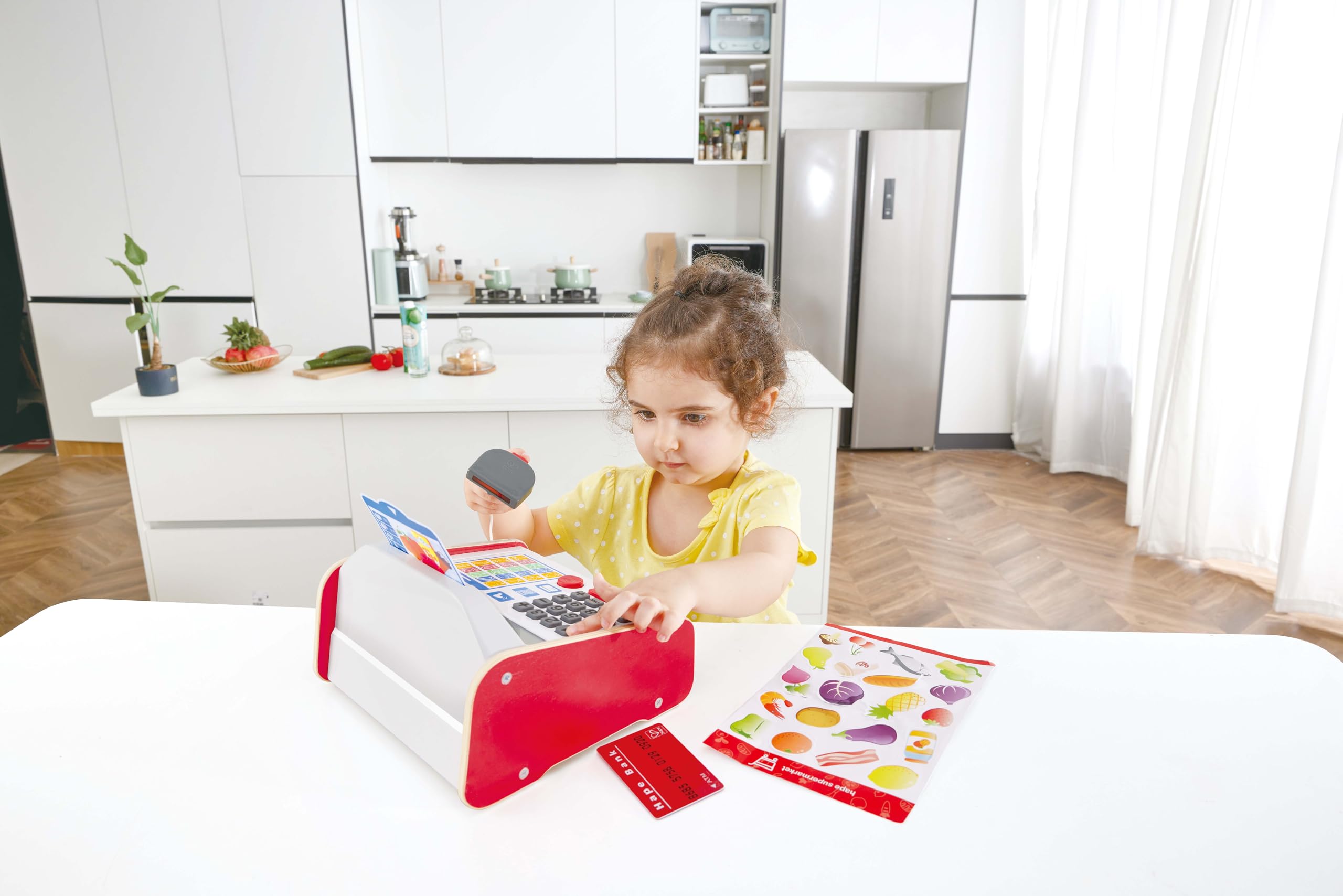Hape Jeu Caisse Enregistreuse Enfants - Enfants 3 Ans et Plus - Inclus Trois d’écran, Une Feuille d’Autocollants, Une Carte bancaire, Pièces - Jeu d'Imitation Courses - Motricité Fine, Langage