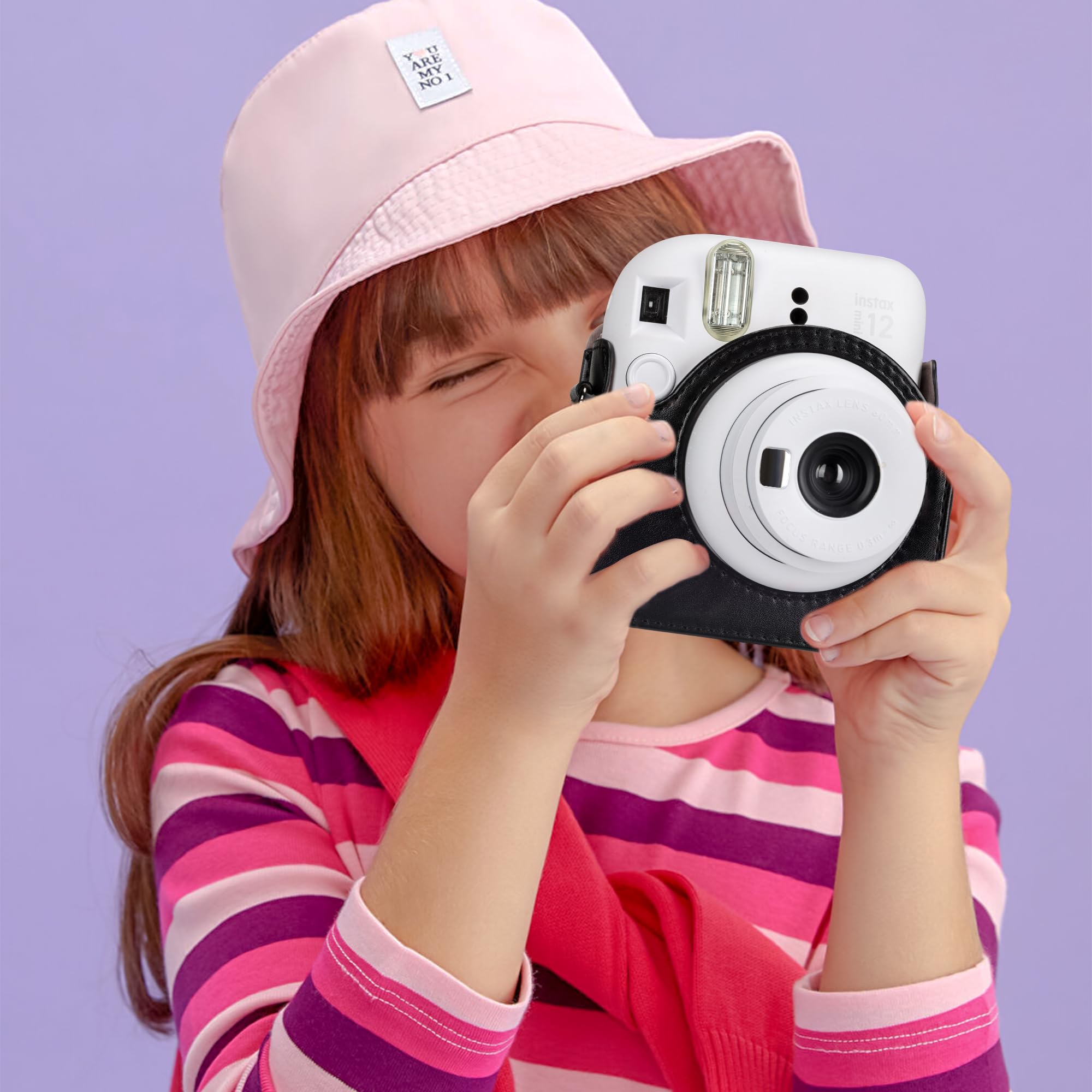 Kameratasche und 64 Taschen Fotoalbum kompatibel mit Fujifilm Instax Mini 12 Sofortbildkamera, PU Leder tragbare Mini 12 Kameratasche mit verstellbarem Schulterriemen (Schwarz)