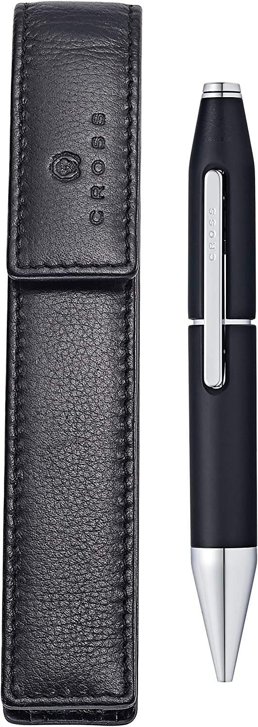 Primer plano del bolígrafo Cross x Series y su estuche de cuero