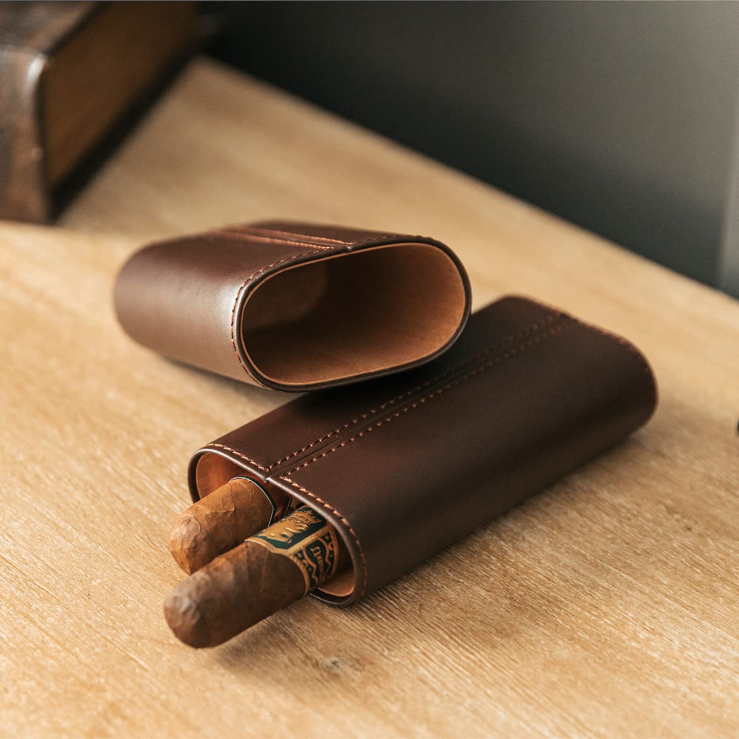 CASE ELEGANCE Estuche Protector de Viaje Premium para 3 cigarros, Cuero marrón de Grano Superior Genuino, Forrado de Cedro con Tapas de Extremo de Metal Dorado, empaque Listo para Regalo