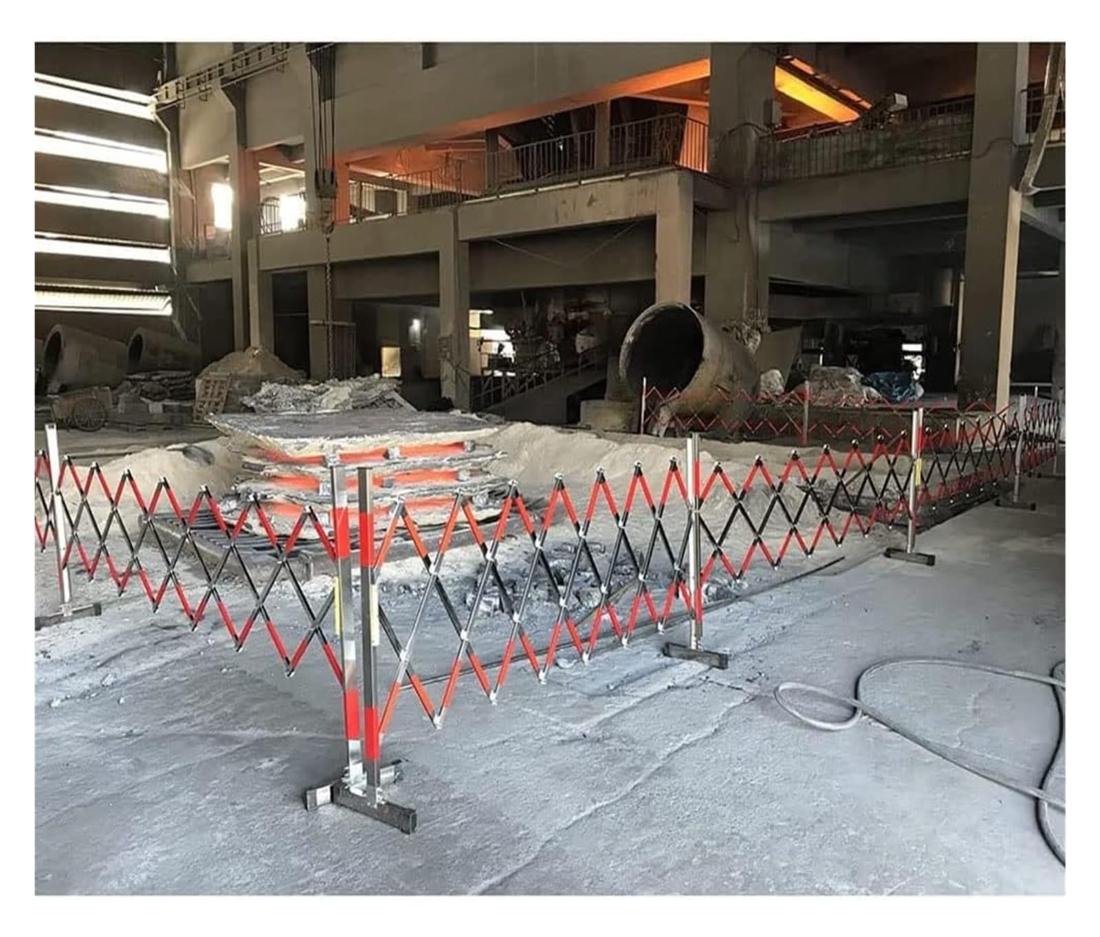 Generisch Einziehbare Verkehrsbarriere – Ausziehbarer Metallzaun, tragbares Falttor aus Edelstahl, Flexible Besucherlenkung für Veranstaltungen, 1 m x 2,5 m, robuste und leichte Sicherheitsbarriere