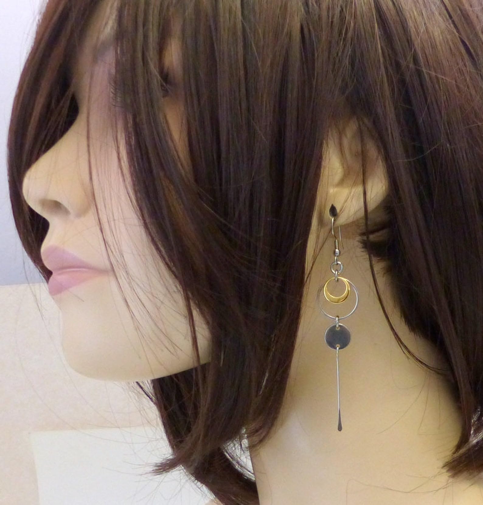 Expédié le lendemain de la commande. Boucles d'oreilles dépareillées couleur or/argent en acier inoxydable