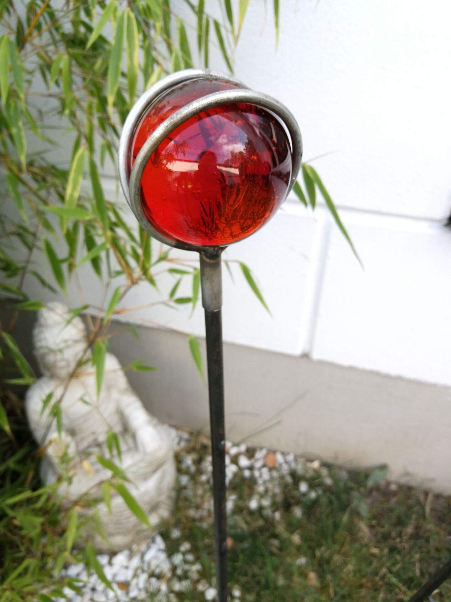 Glazen bol op tuinsteker rood 20cm. - Home & Gardenpleasure