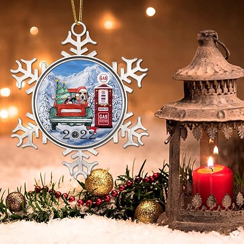 Miniatura 3 de Precios de gasolinera 2022 Decoración de árbol de gasolinera Adorno de perro de nieve en camión rojo Bomba de gas copo de nieve de metal árbol de