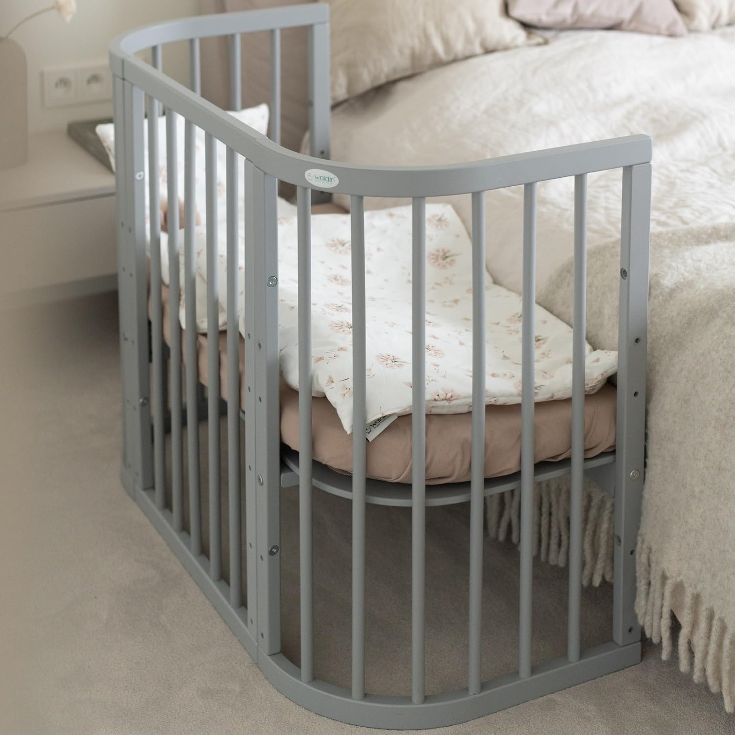 waldin Babybett 5in1, Beistellbett aus Holz, Matratze, Belüftet, Grau | Belüftet, Boden 5-fach verstellbar, Mitwachsend, Wiegefunktion optional