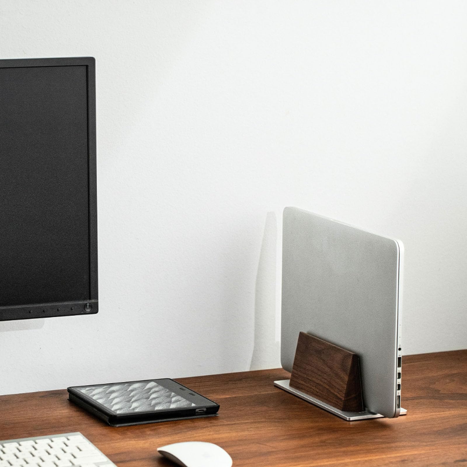 Supporto professionale da scrivania per programmatori e progettisti, offre stabilità di raffreddamento e supporto in legno regolabile