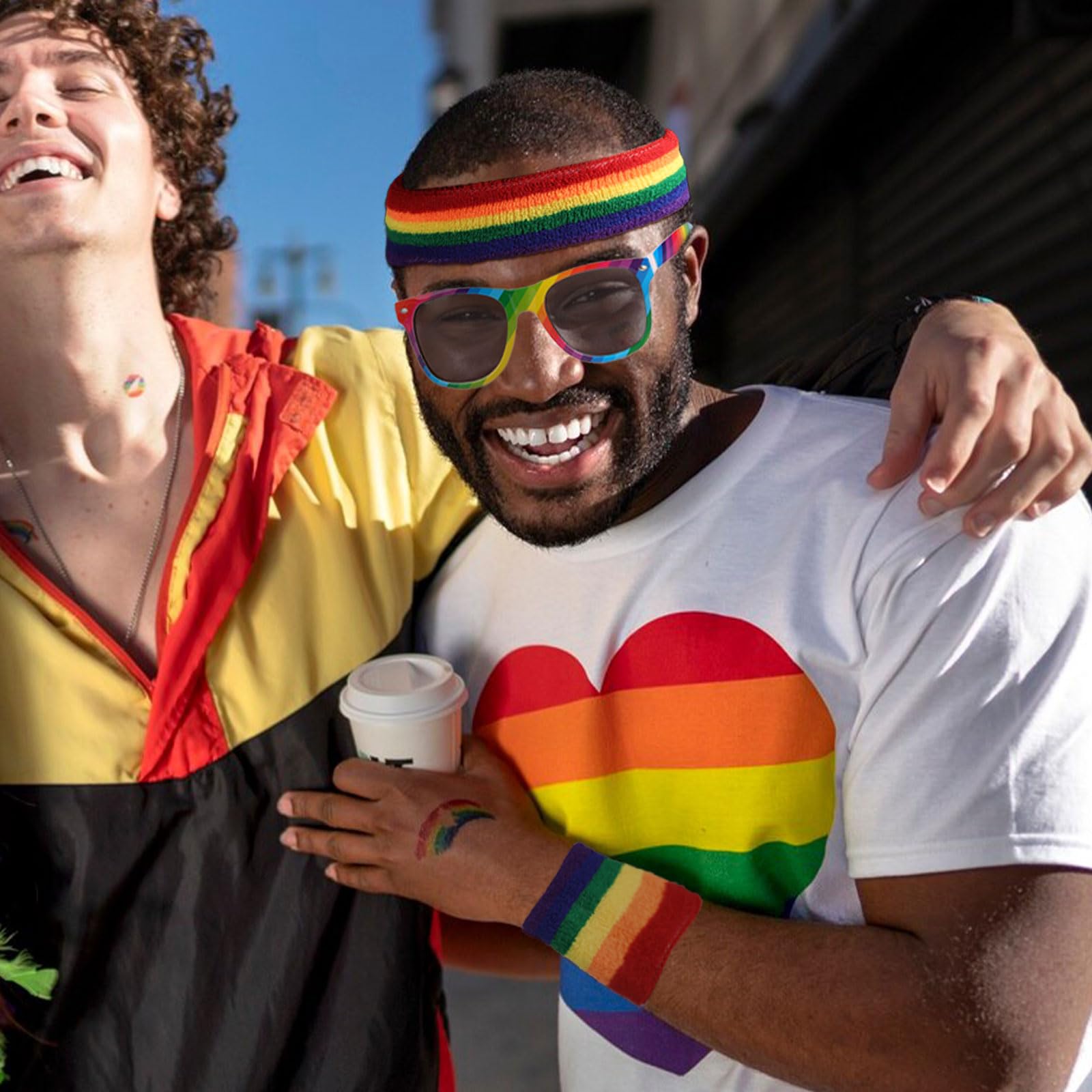 Coppia Lesbica Che Si Bacia Di Fronte Al Mare Fotografia Stock - Foto 2