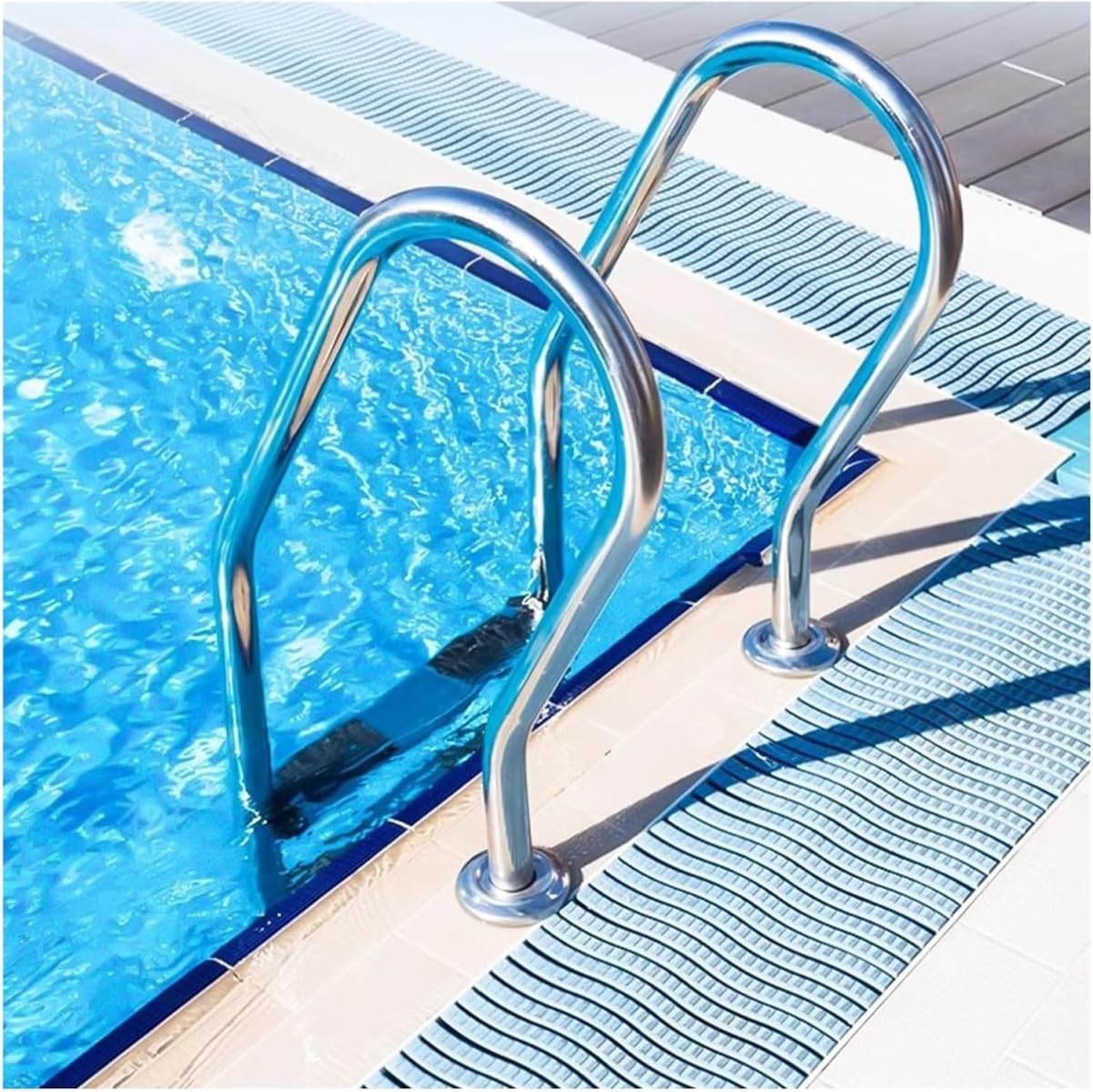 Échelle de piscine en acier inoxydable pour bassin au sol avec barreau antidérapant