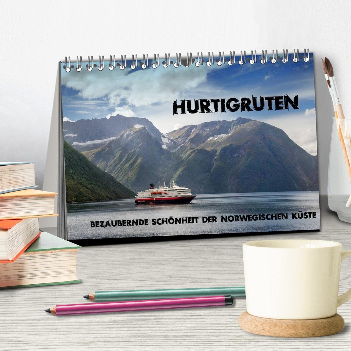 Hurtigruten - Bezaubernde Schönheit der norwegischen Küste (Tischkalender 2025 DIN A5 quer), CALVENDO Monatskalender: Eine Schiffsreise entlang der Küste Norwegens. (CALVENDO Orte)