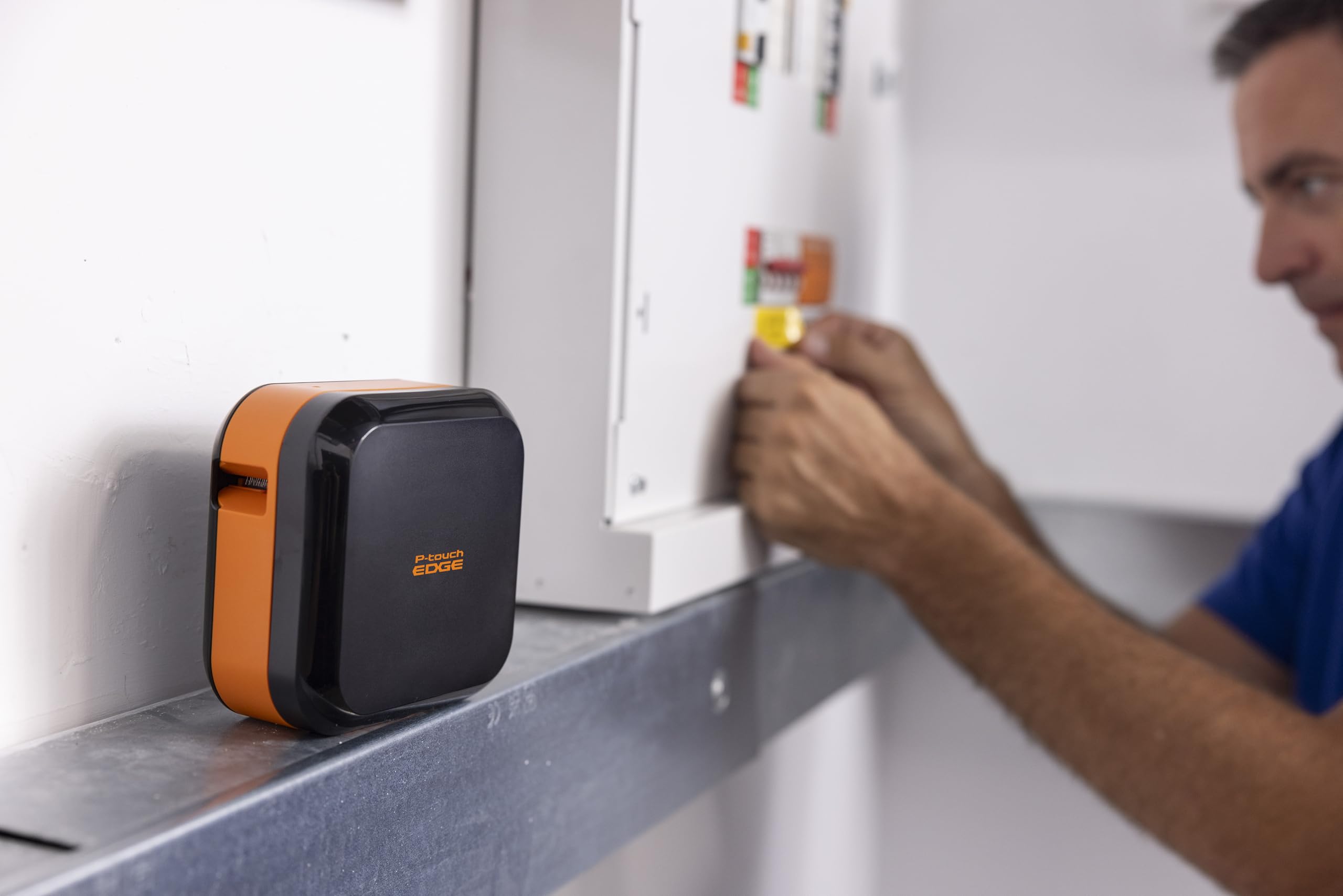 Brother PT-E720BT Stampante per etichette industriale portatile, Bluetooth®, Pro Label Tool App per formati industriali, accessori vivavoce opzionali, batteria ricaricabile, etichette durevoli fino a