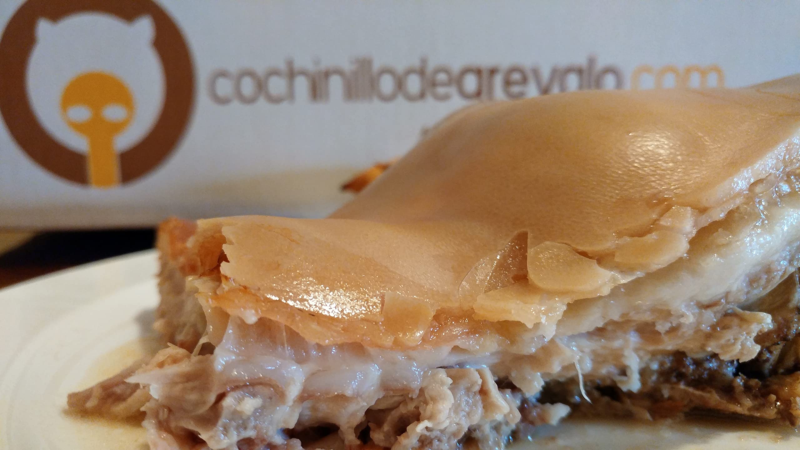 Cuarto de Cochinillo asado. Cochinillo de Arévalo. Asado en horno de barro con leña de encina desde 1875.