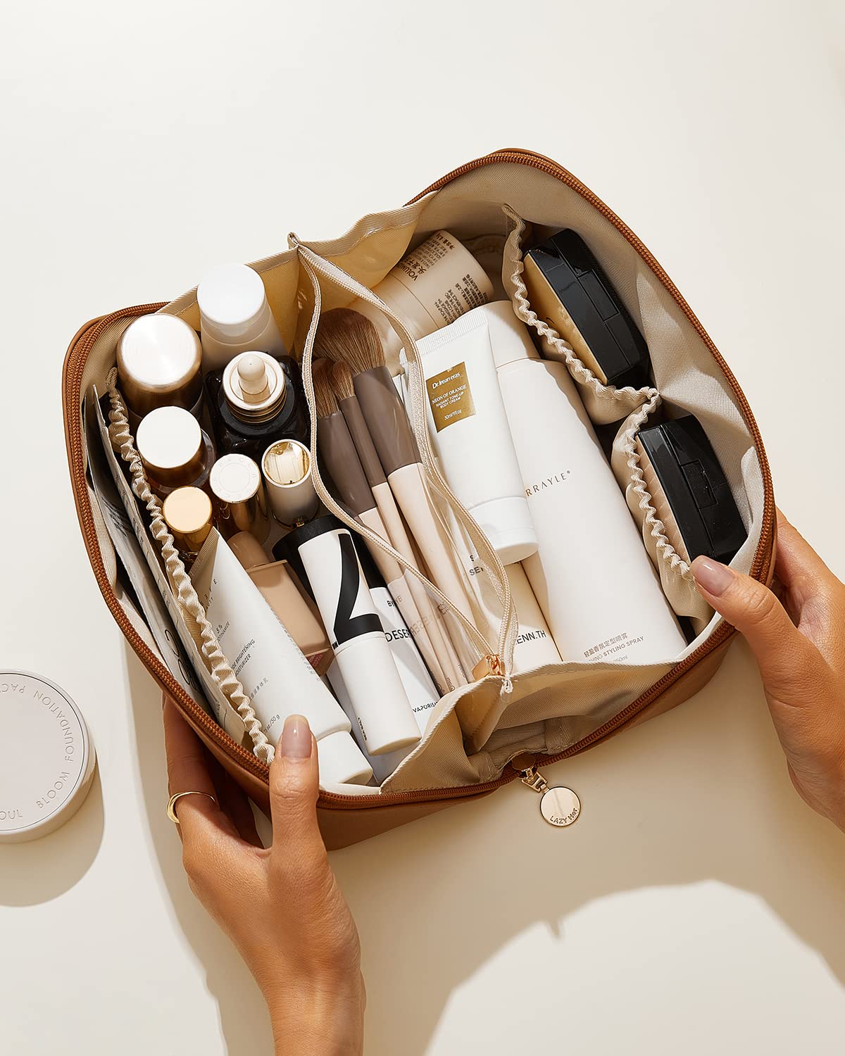 EACHY Kosmetiktasche Damen, PU-Leder Make up Tasche mit Transparenten Trennern, wasserdichte Reise Schminktasche mit Griff, Luxus Kulturbeutel für Frauen oder Geschenkidee (Brown, Mittelgröße)