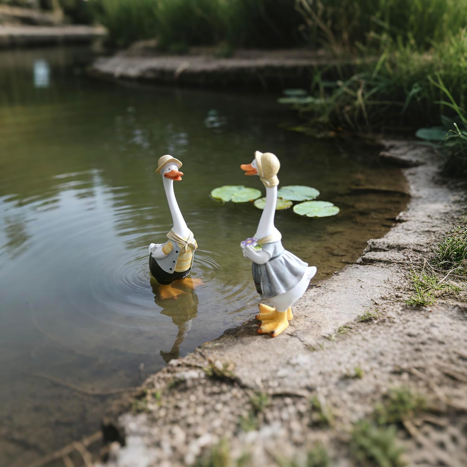 2 Pcs Cute Ducks Statues Home Decor, Countryside Garden Sculptures Art Decor Goose for Yard Porch