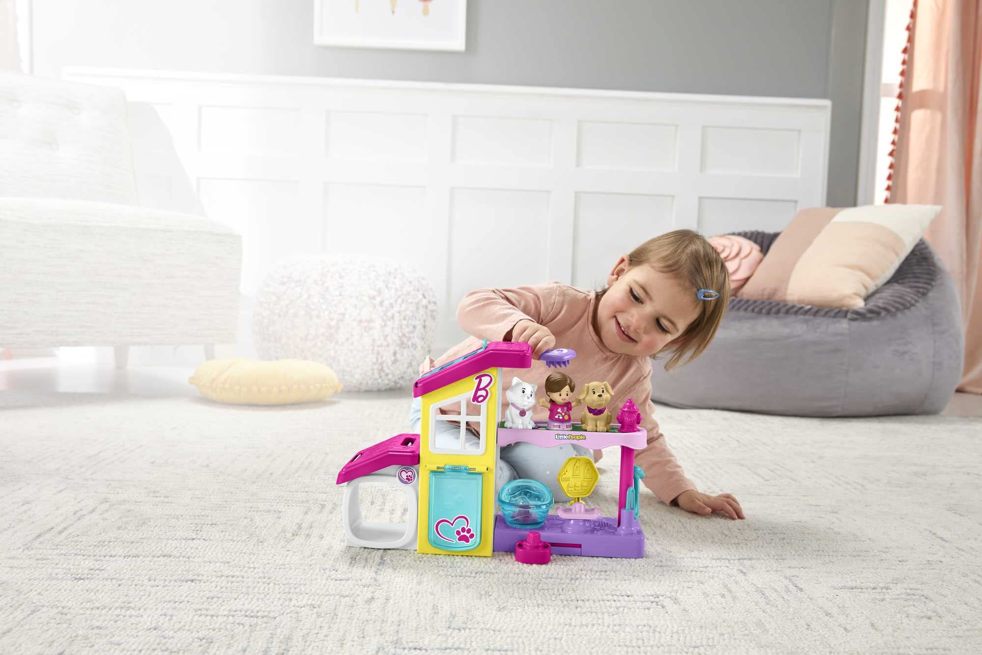 Little People Barbie Domek Spa dla zwierzątek Zestaw dla przedszkolaków z muzyką i dźwiękami, 2 poziomami zabawy i 3 figurkami HJW76