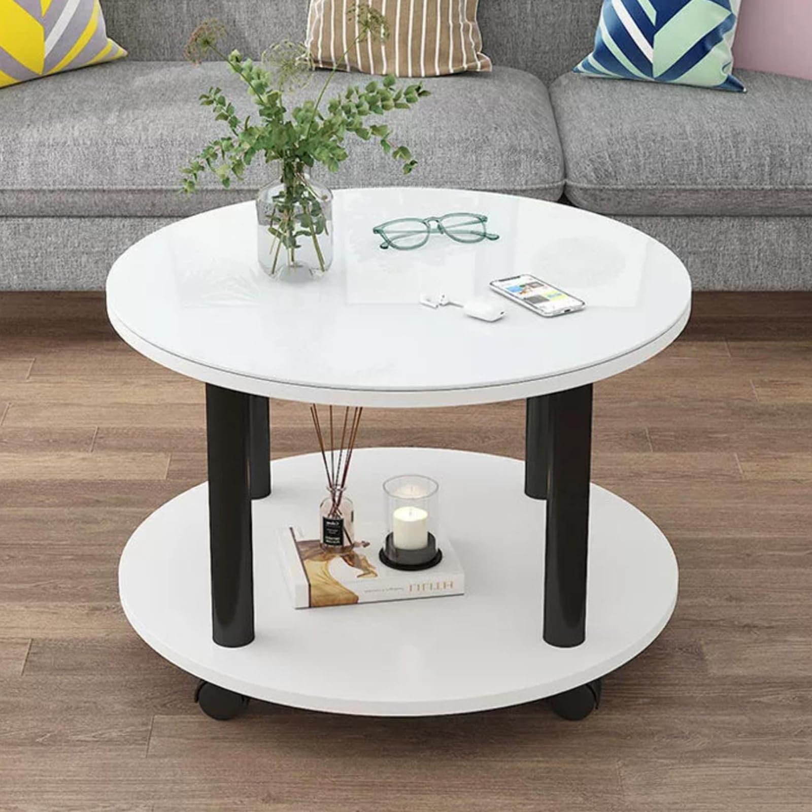 Table basse ronde sur roulettes avec double rangement pour optimiser les petits salons