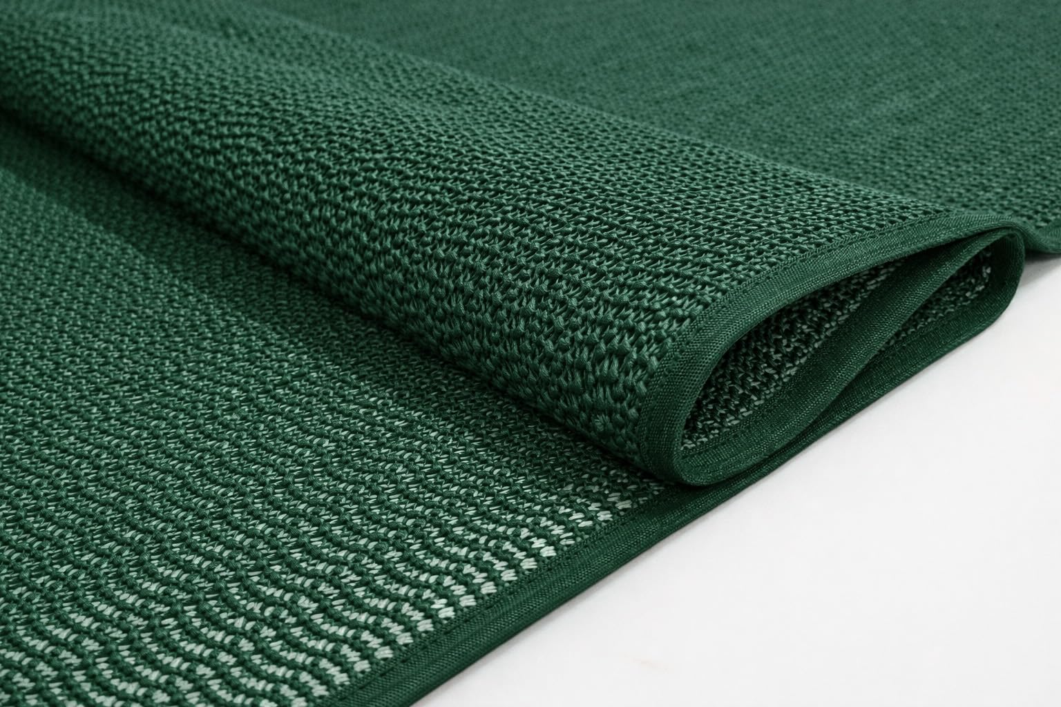 Brandsseller Obrus na stół ogrodowy, z pianki, odporny na warunki atmosferyczne, antypoślizgowy, do ogrodu, na balkon i na kemping – zielony, owalny, 160 x 220 cm