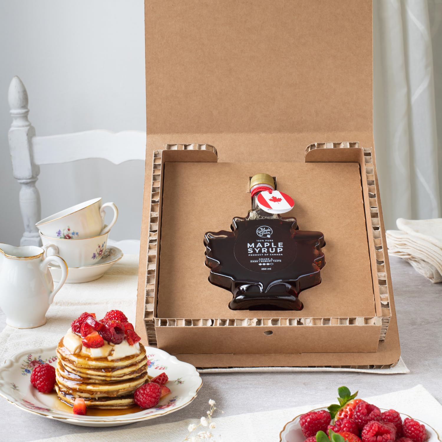 MapleFarm - Sirop d'érable canadien pur Grade A - GOÛT INTENSE - Saveur robuste - Bouteille en forme de feuille dans un coffret cadeau - 330g (250ml)