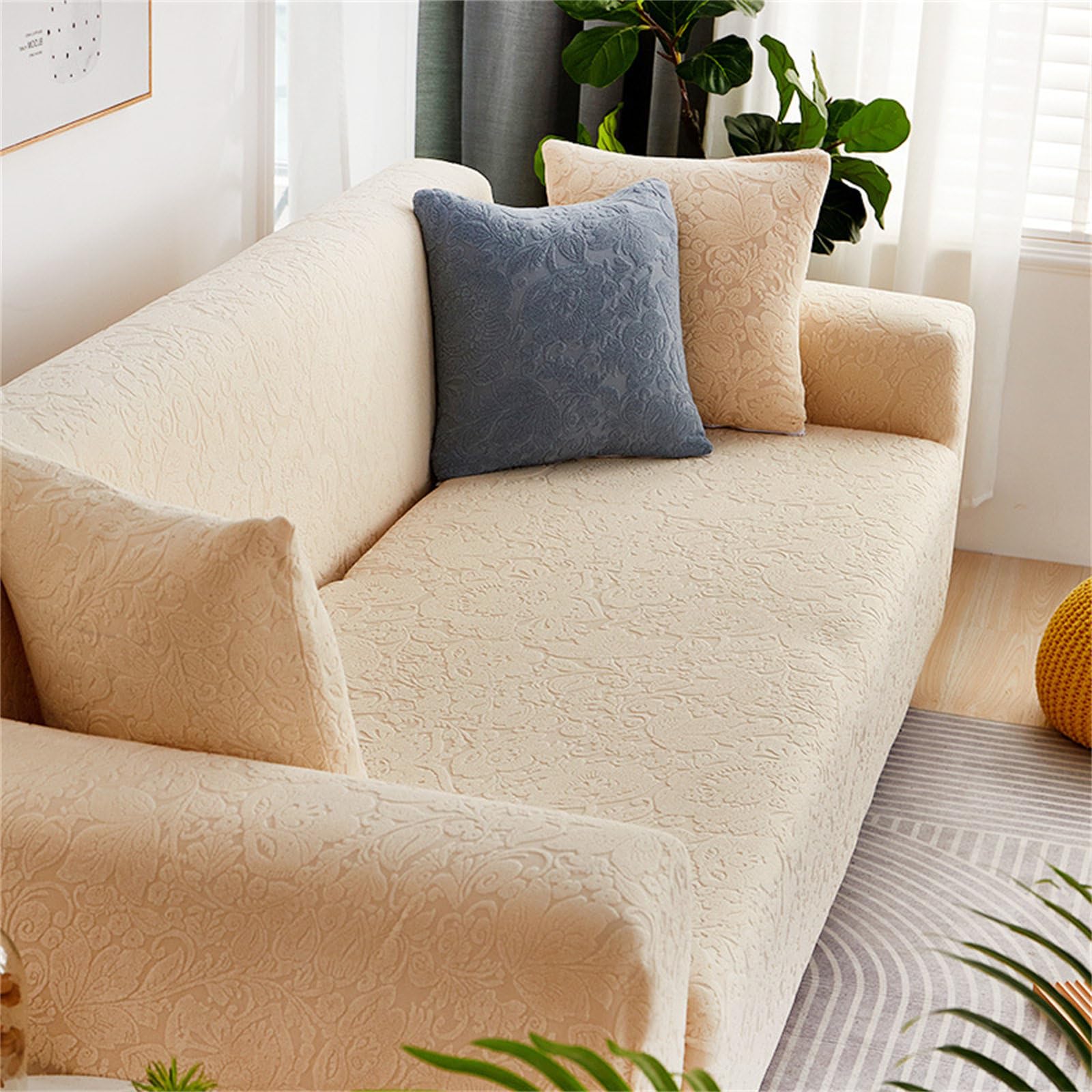 Housse de canapé extensible 2 places beige pour protéger un meuble de jardin usé