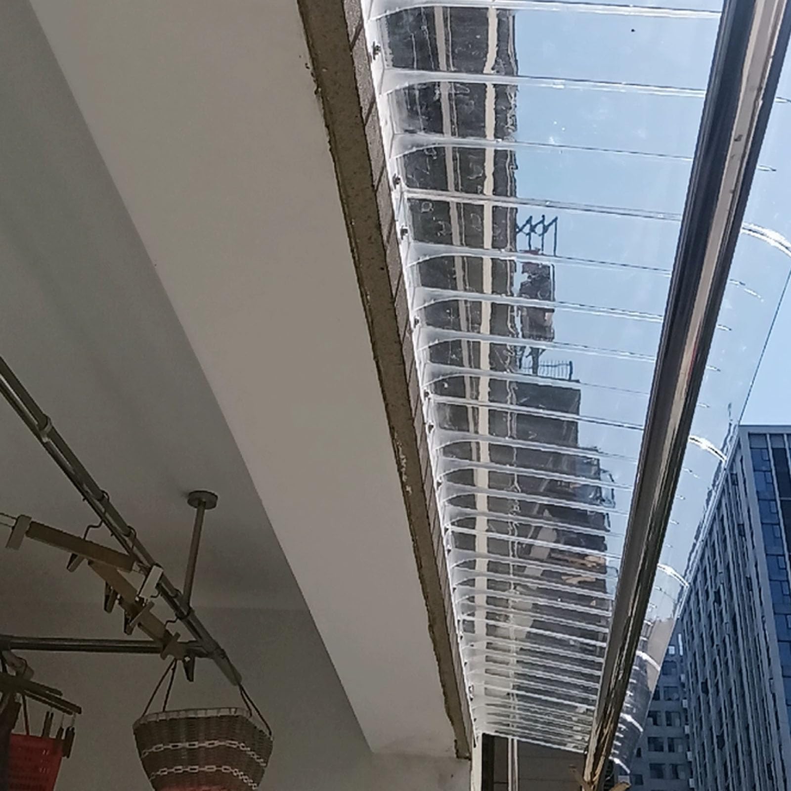 Auvent en polycarbonate élégant de qualité supérieure pour façade moderne