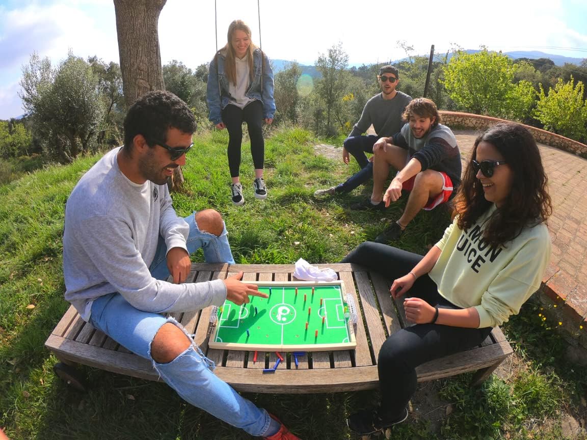 PLAKKS | Juego de Mesa de Fútbol | De 3 a 99 Años | 2 a 4 Jugadores | para Niños y Adultos | Juego de Madera | Juego de Habilidad | para Toda la Familia | Futbolín de Mesa