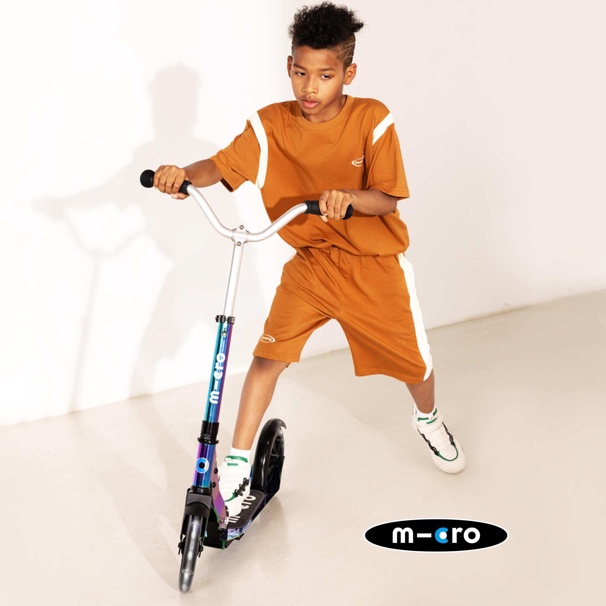 micro™ Cruiser LED | Das ORIGINAL | Kinderroller ab 5 Jahren | Höhenverstellbar & klappbar | Inklusive LED Rollen | stylischer V-Lenker und große Räder | Tretroller für Jungen und Mädchen