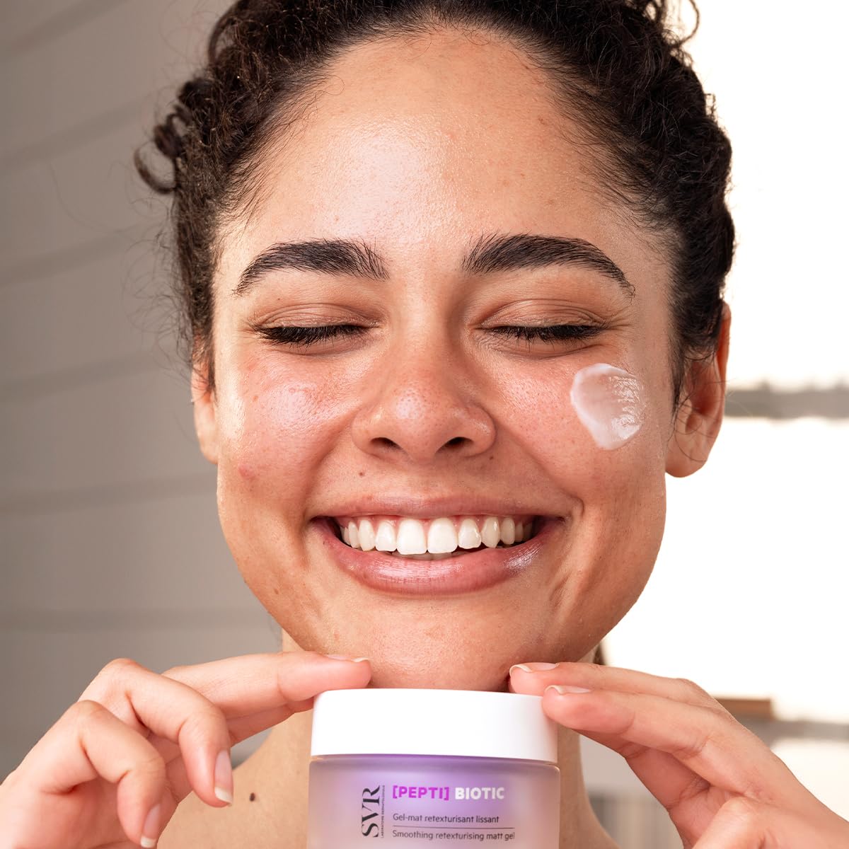 SVR – [PEPTI] Biótico – Gel Regenerador – Matifica, suaviza y firme – Para piel mixta a grasa – Probióticos, vitamina C estabilizada, ácido hialurónico, péptidos – 50 ml | Péptidos, vitamina C, ácido hialurónico, poros refinados, piel matificada, reducció