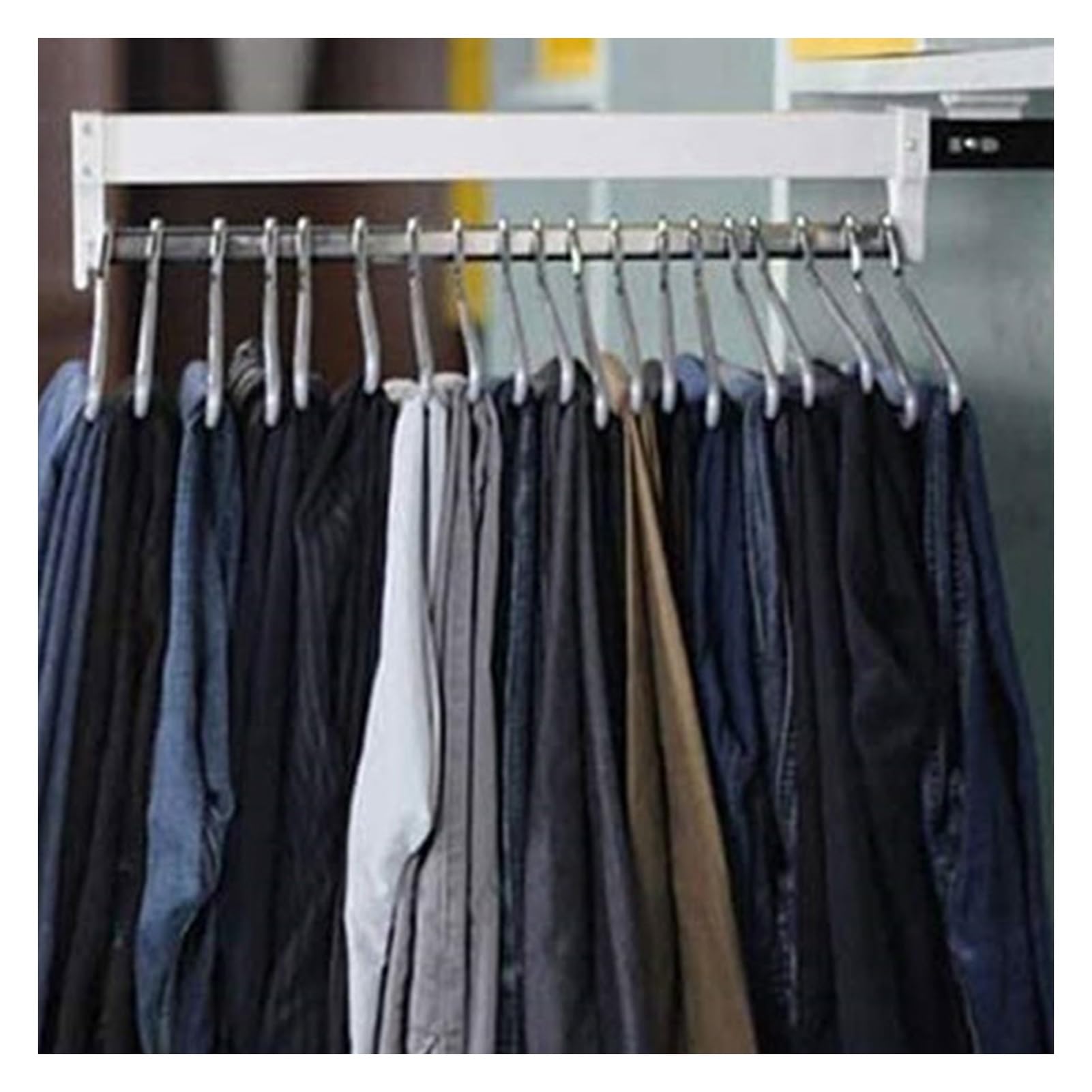 Support coulissant pour pantalons et penderie télescopique pour l'organisation de dressing