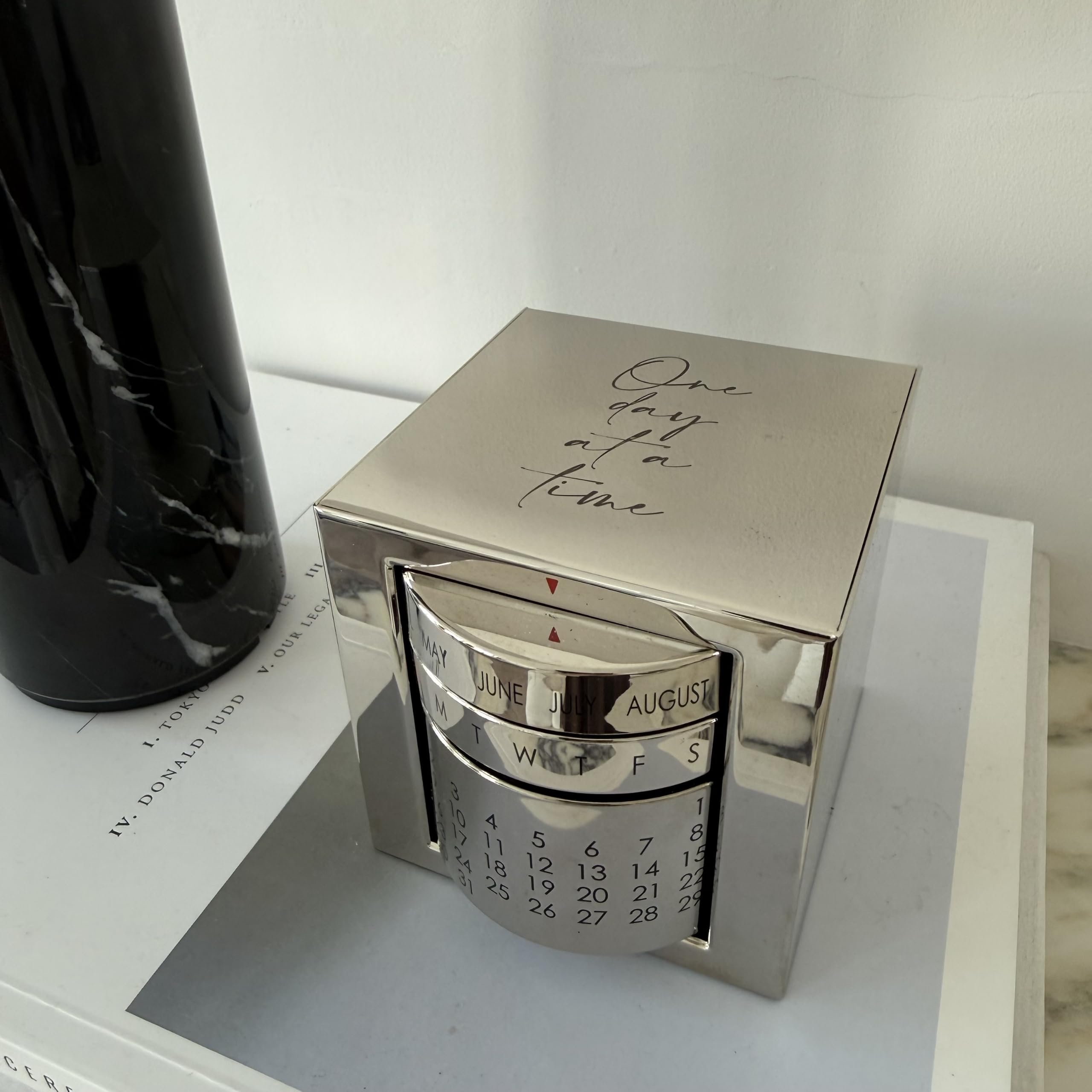 BAG&BONES Calendario perpetuo da tavolo, accessorio da scrivania personalizzato inciso, scultura minimale per la casa, per mensole, console o ufficio, regalo premuroso
