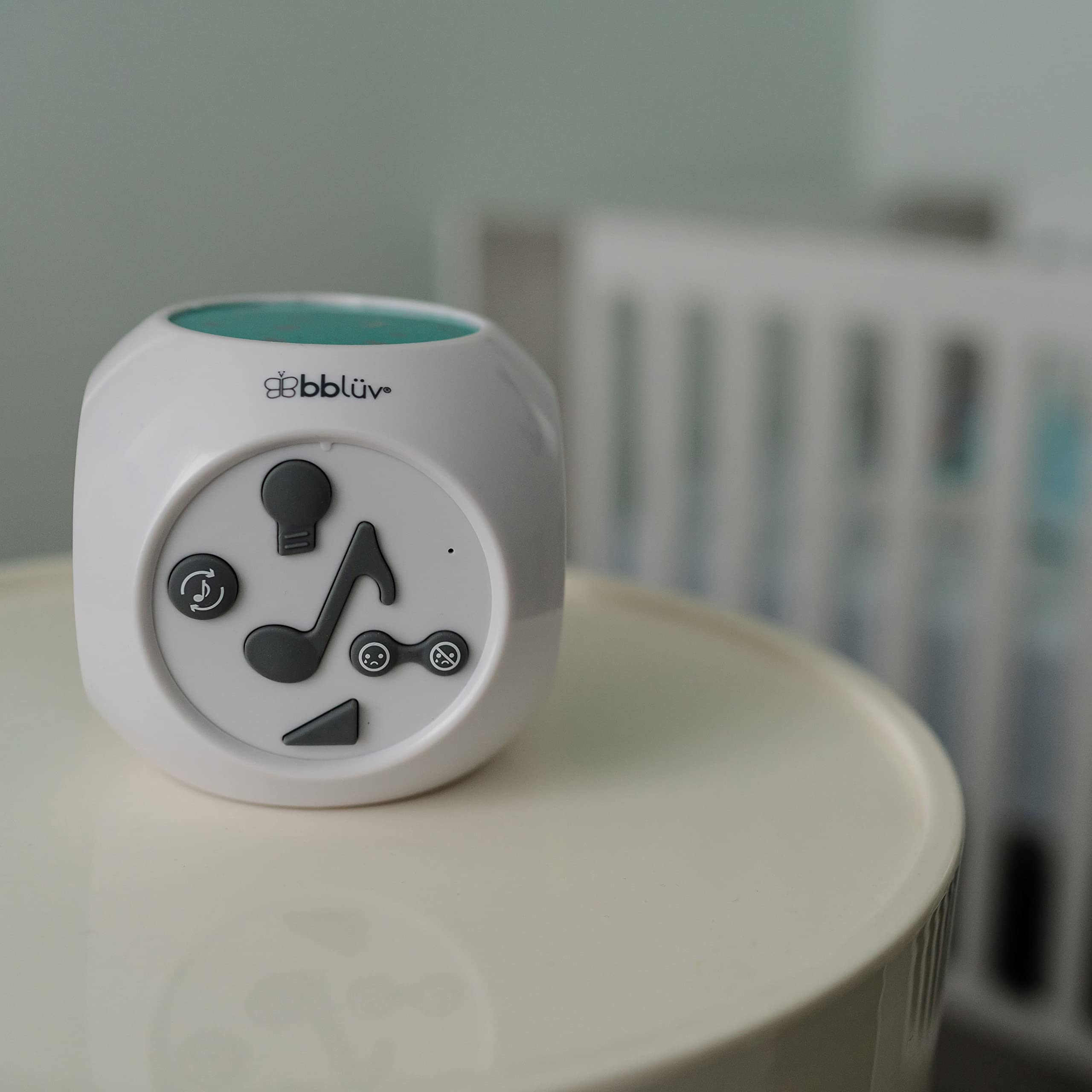 bblüv - Kübe - Veilleuse Musicale et Lumineuse - 15 Sons et Mélodies avec Capteur Sonore - Blanc et Bleu | Activation par la voix, 3 thèmes de projection, Arrêt automatique 30 minutes, Câble USB ou piles AAA, Berceuses apaisantes