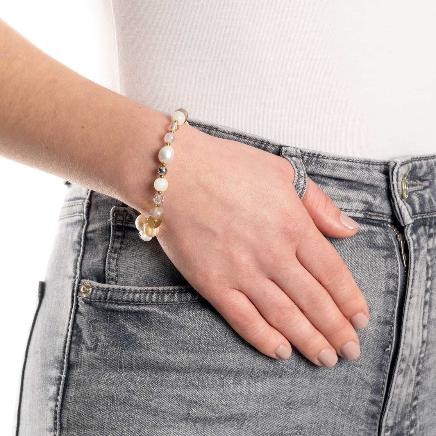 JEWELS BY LEONARDO Armband Hope • elastische Arm-Kette aus goldfarbenem Edelstahl • Perlen Arm-Schmuck mit Anhänger, Süßwaser-, Achat- und Muschel-Perlen • 20,5 cm Länge • Geschenk Damen • 022633